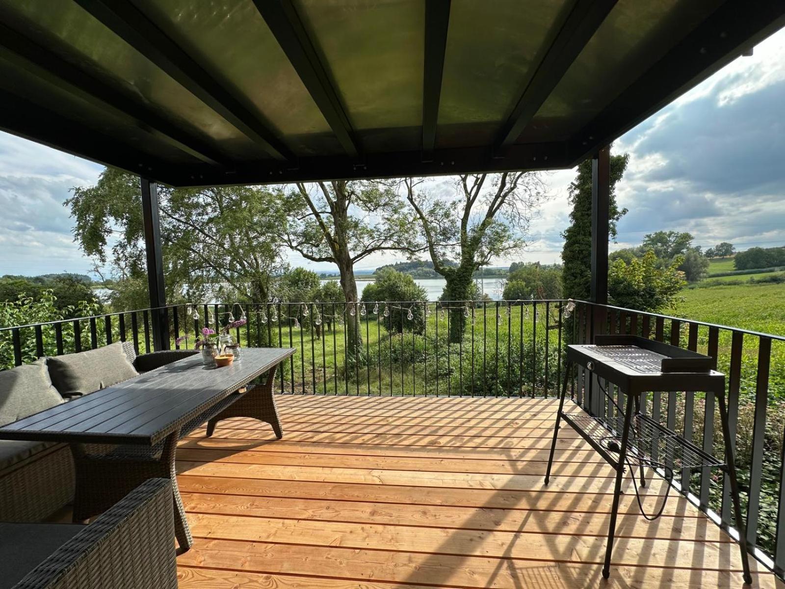 Ferienwohnung mit See und Alpenblick
