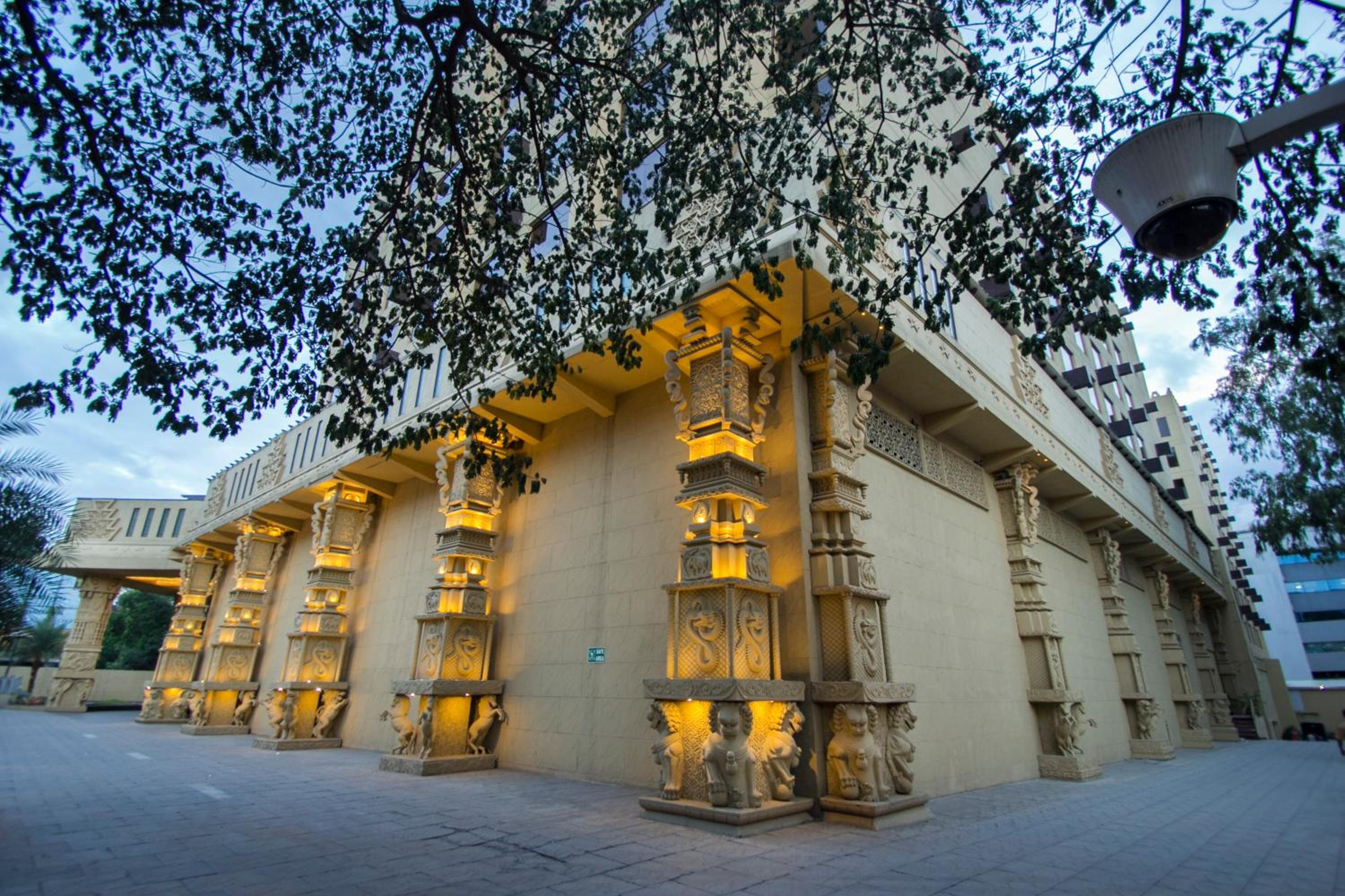 Hotel Sterlings Mac Hotel - Image 1