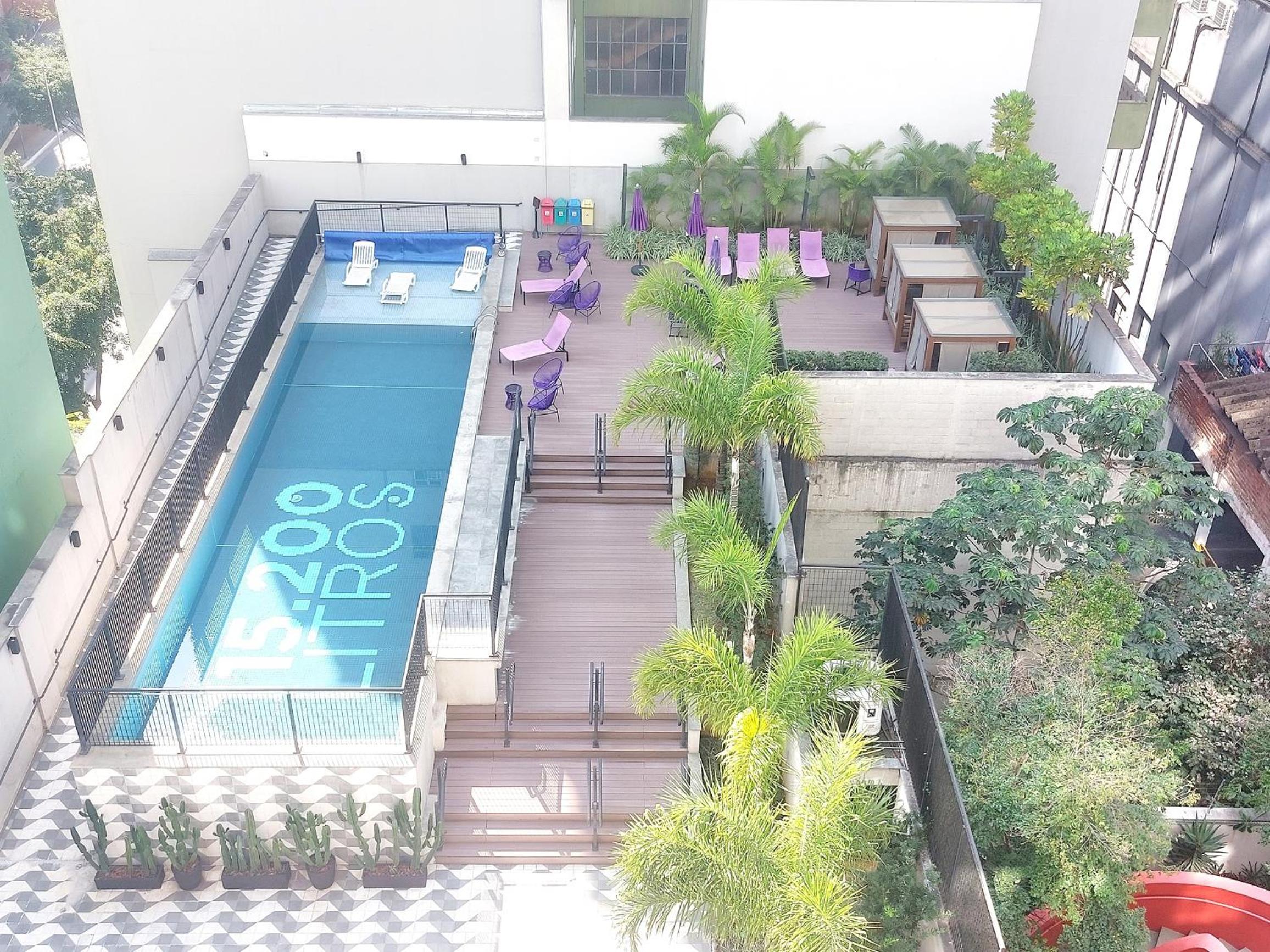 TEM TUDO Piscina Academia Sauna Squash