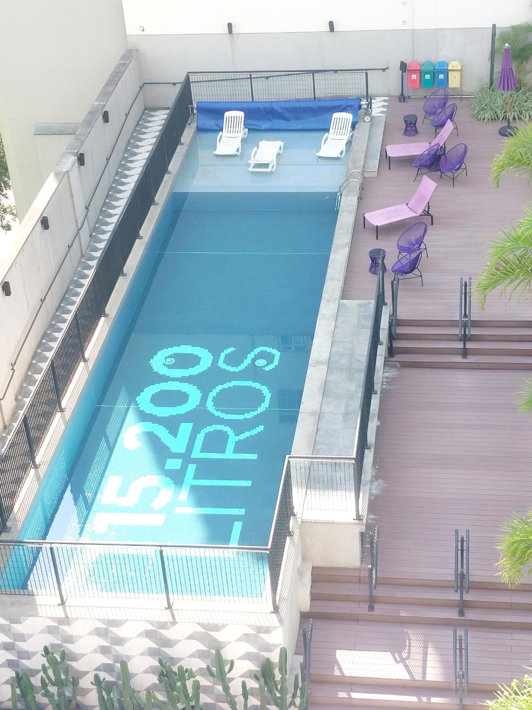 TEM TUDO Piscina Academia Sauna Squash