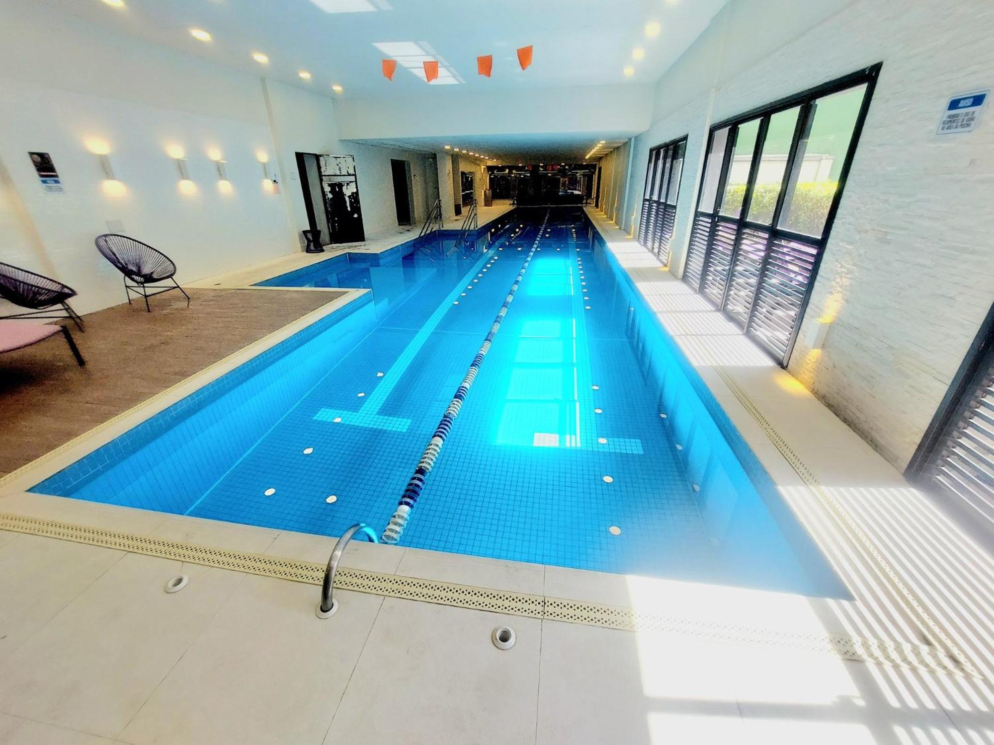 TEM TUDO Piscina Academia Sauna Squash
