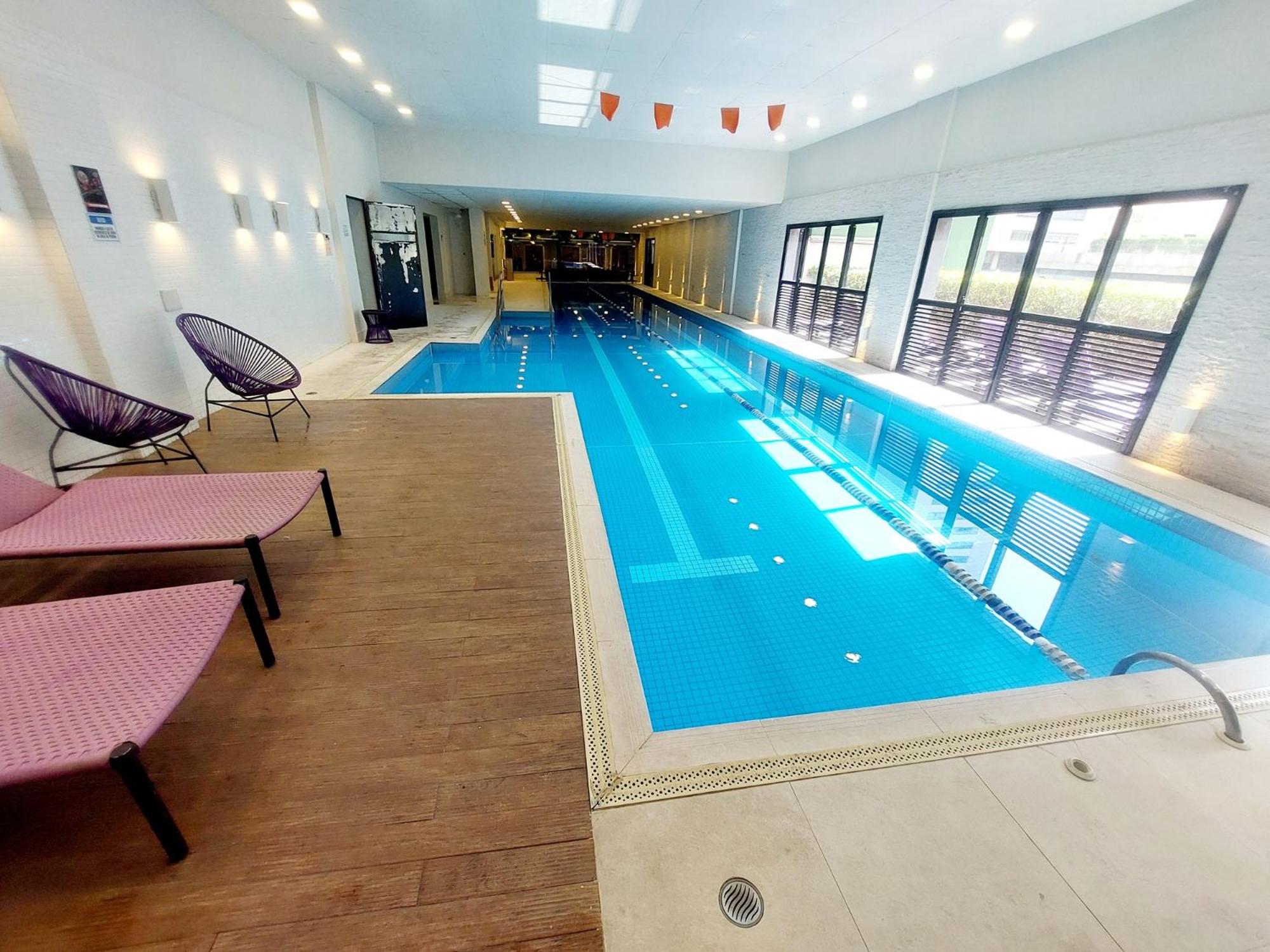 TEM TUDO Piscina Academia Sauna Squash