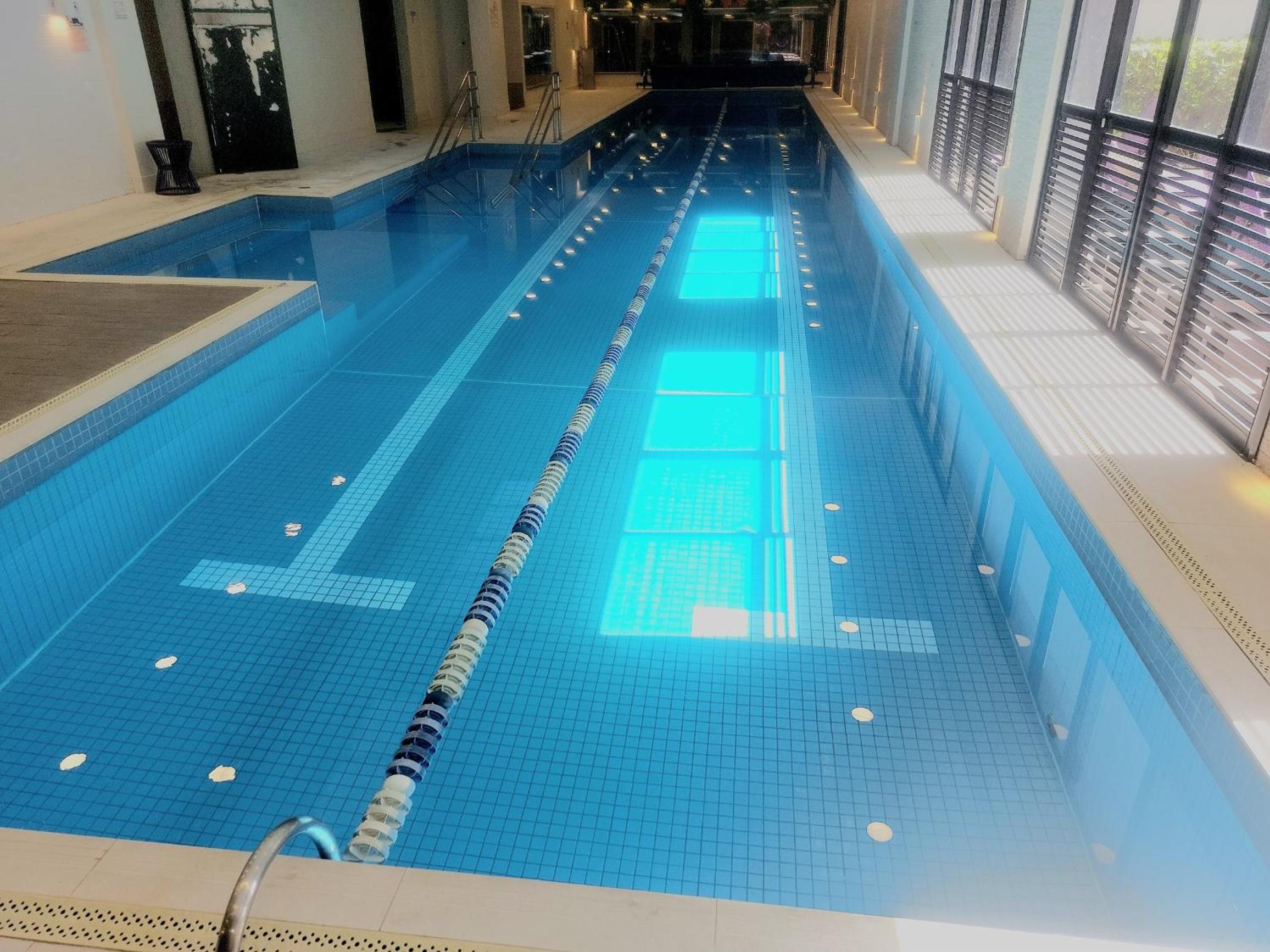 TEM TUDO Piscina Academia Sauna Squash
