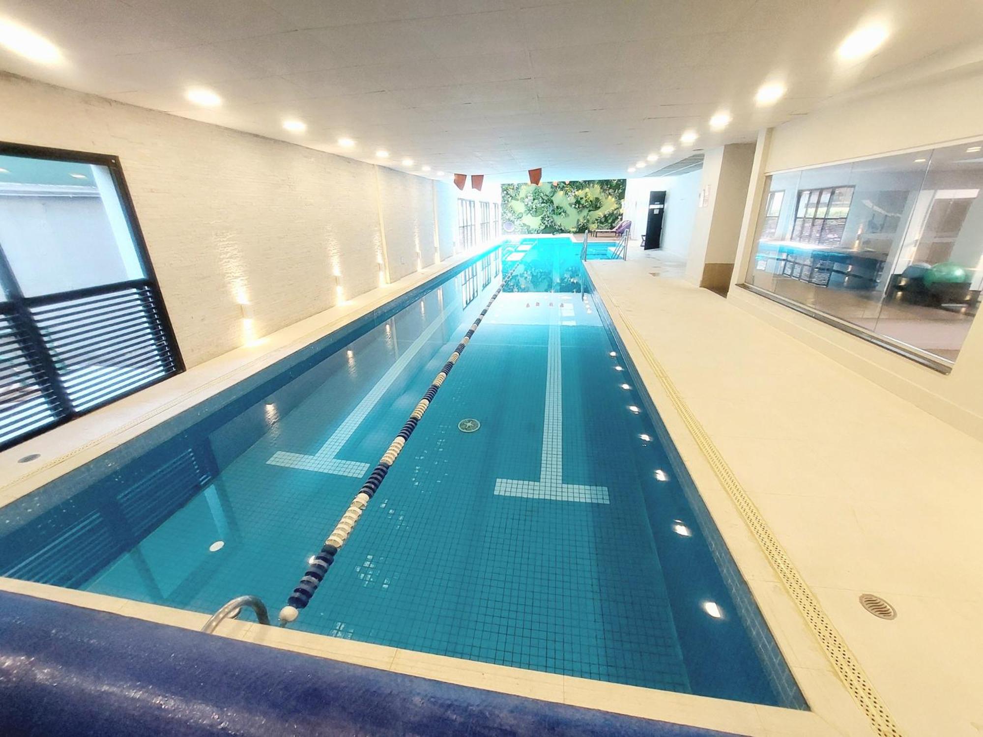 TEM TUDO Piscina Academia Sauna Squash