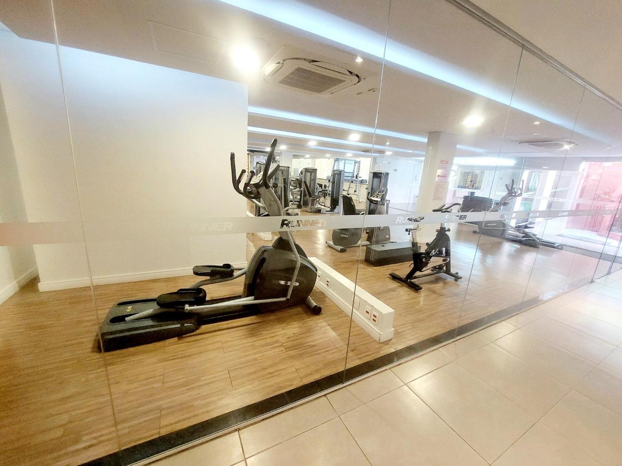 TEM TUDO Piscina Academia Sauna Squash