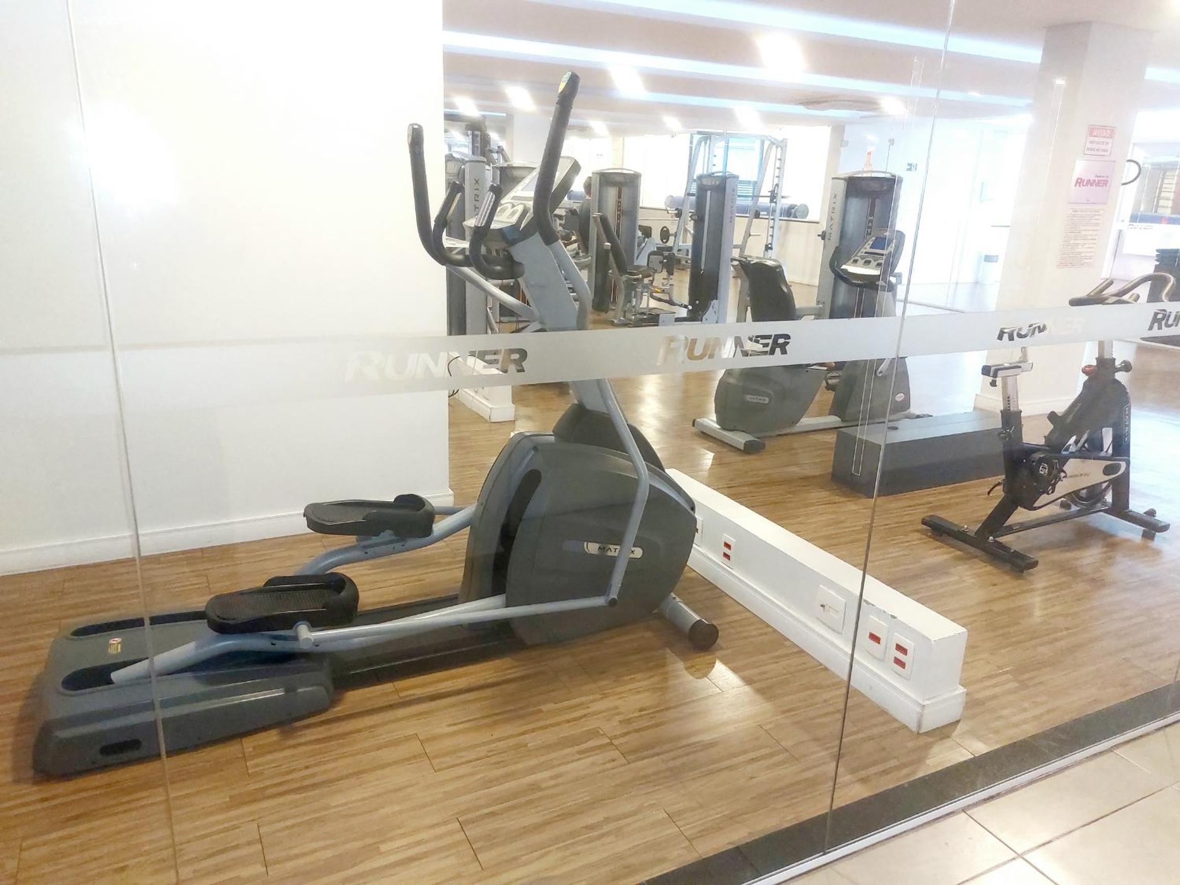 TEM TUDO Piscina Academia Sauna Squash
