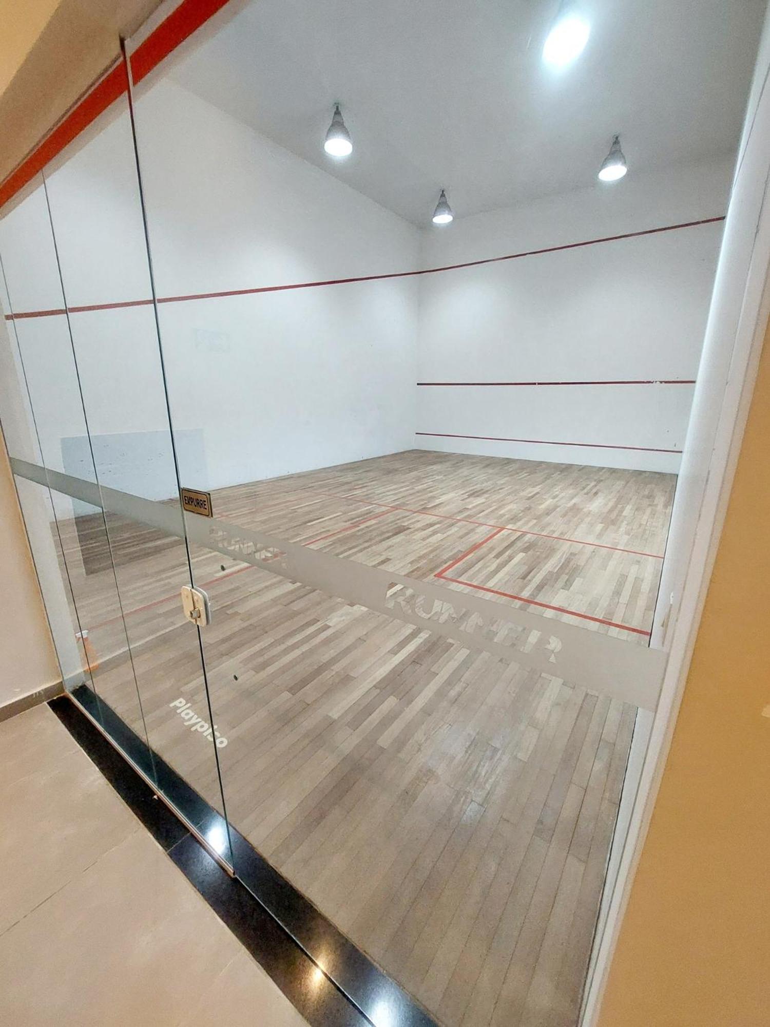 TEM TUDO Piscina Academia Sauna Squash