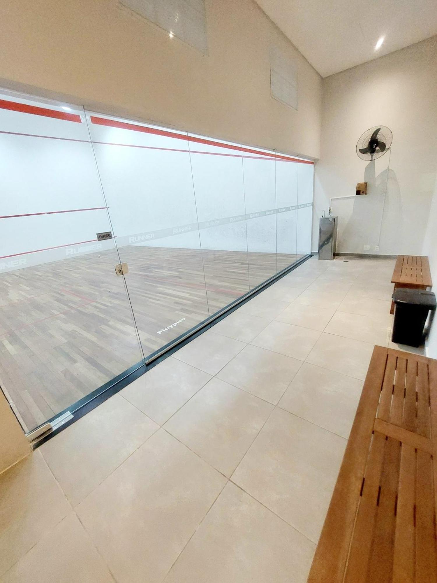 TEM TUDO Piscina Academia Sauna Squash