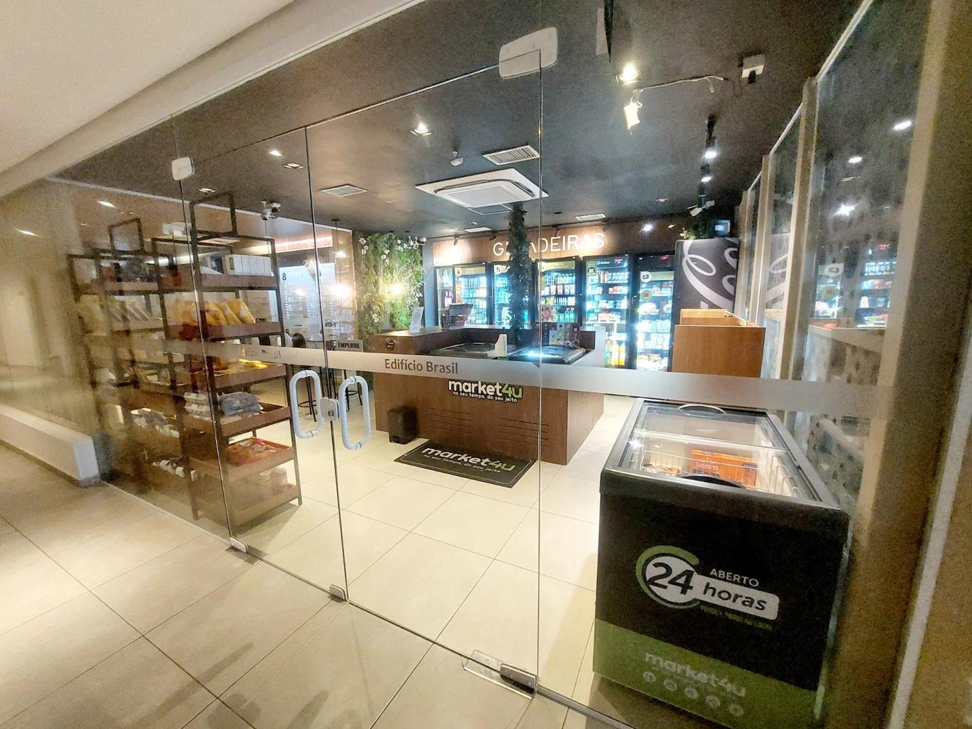 TEM TUDO Piscina Academia Sauna Squash