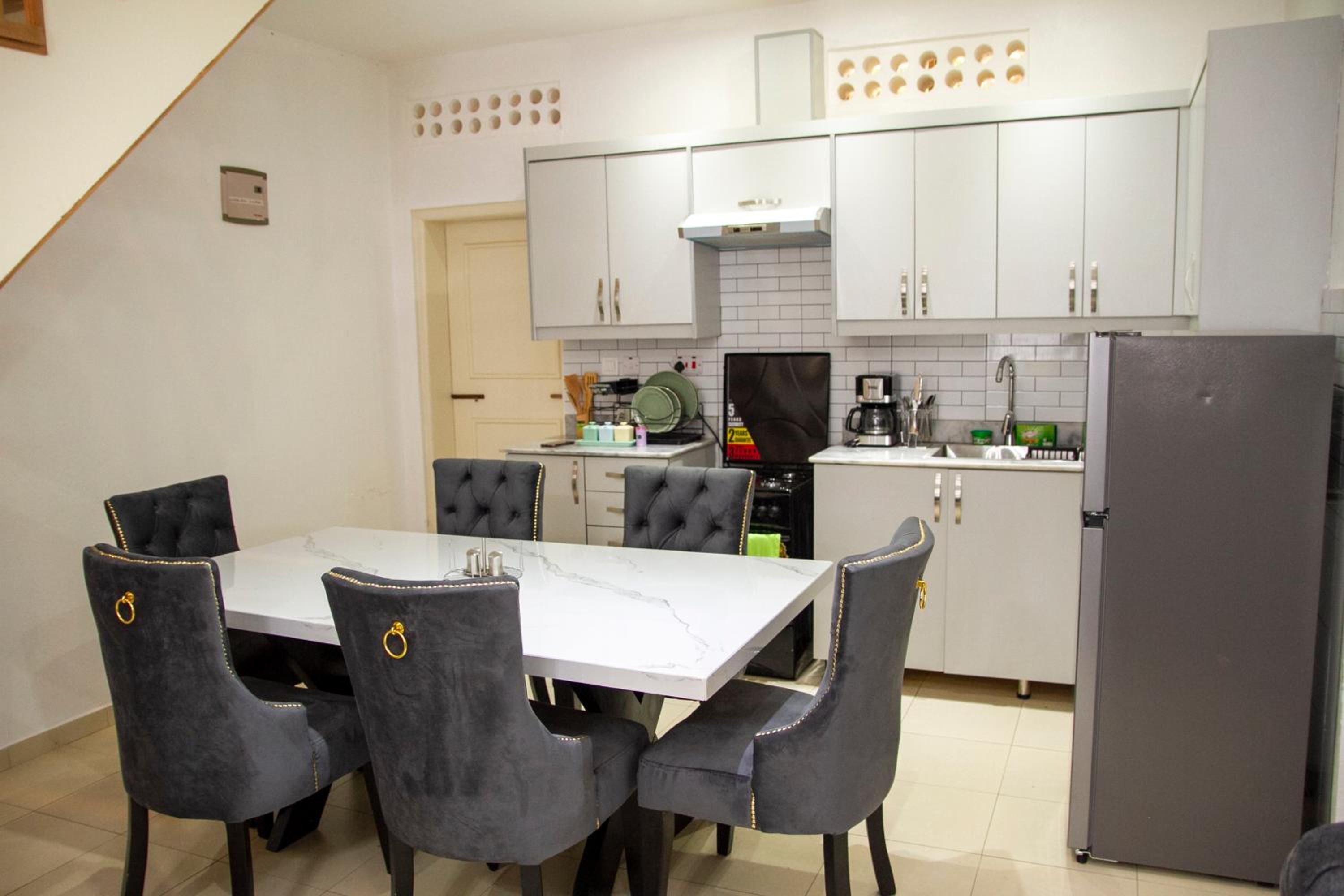 Stunning lakeview Apt 8mins from Speke Resort