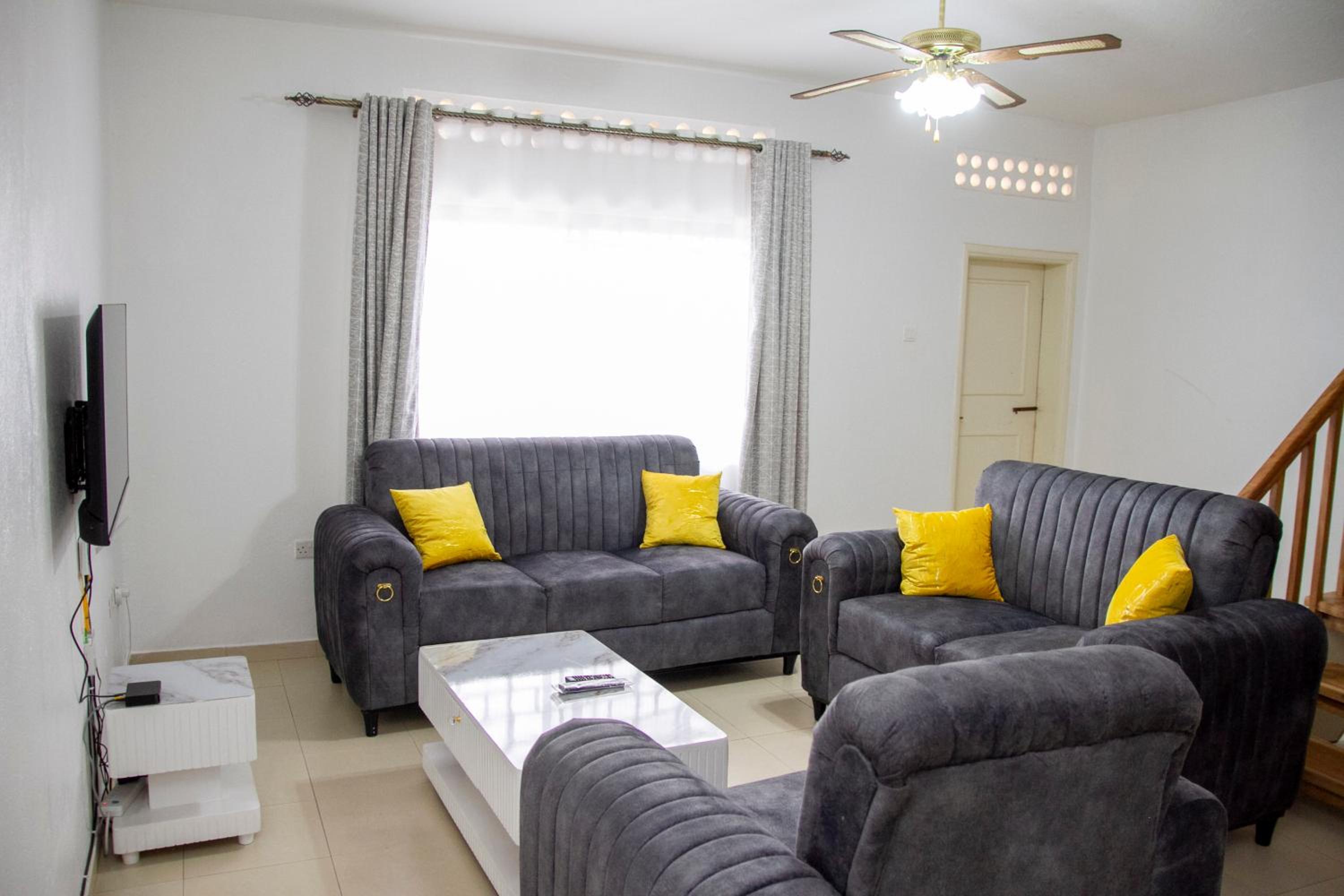 Stunning lakeview Apt 8mins from Speke Resort