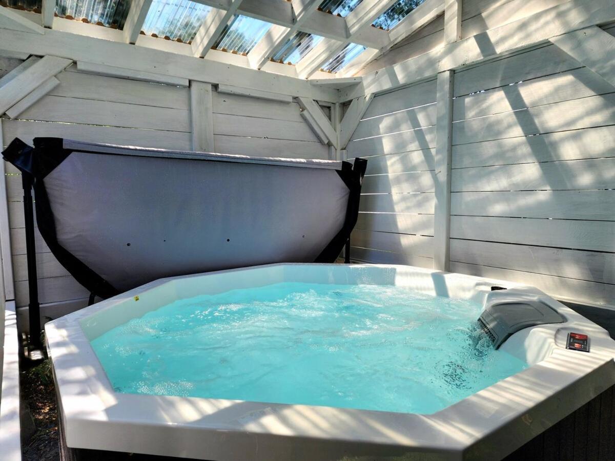 Luxury Retreat with Hot Tub - EV Chrger & Parking