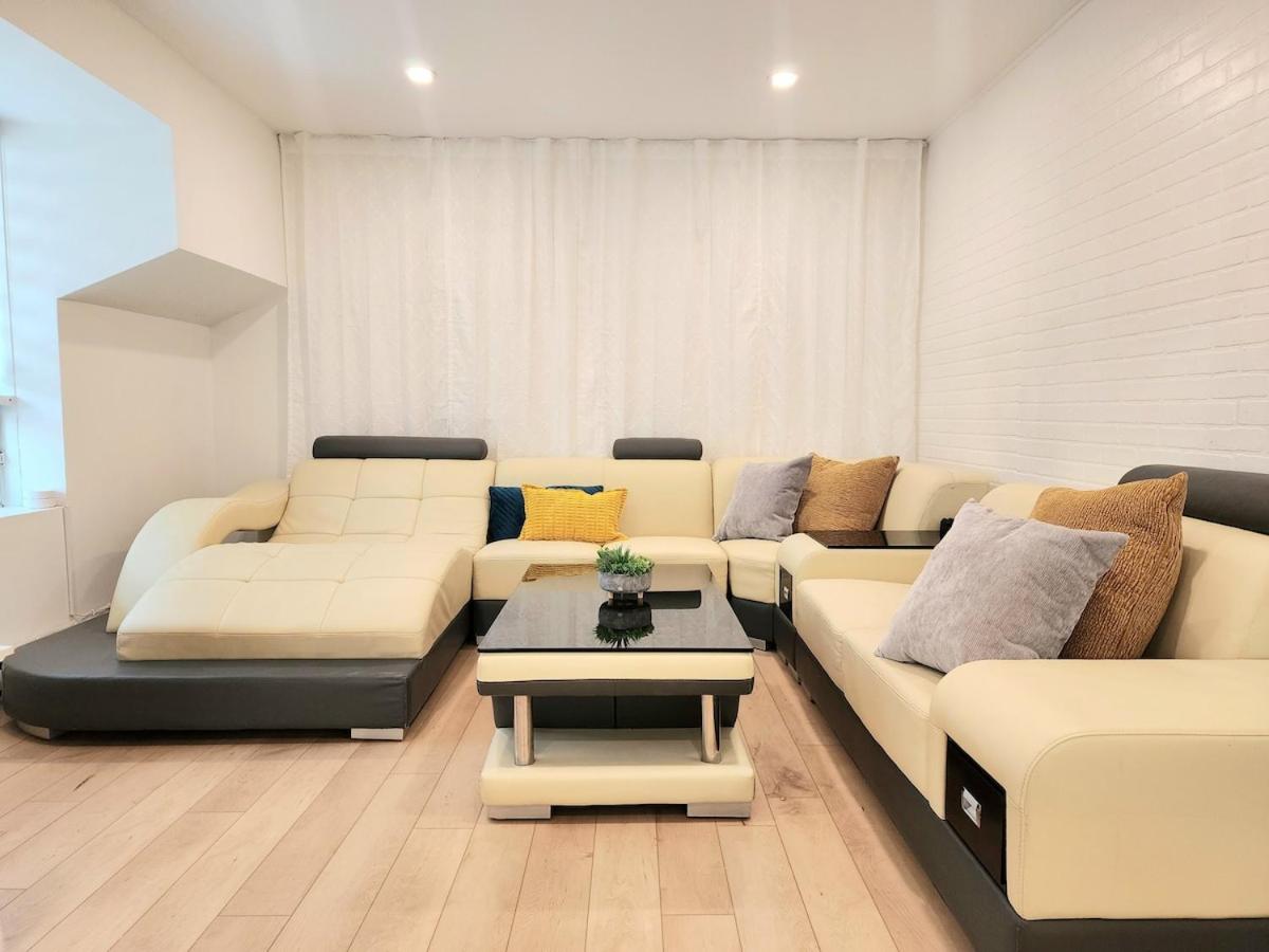 Luxury Retreat with Hot Tub - EV Chrger & Parking