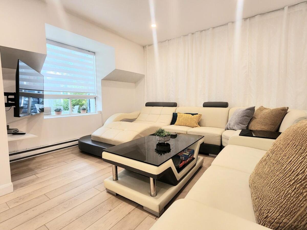 Luxury Retreat with Hot Tub - EV Chrger & Parking