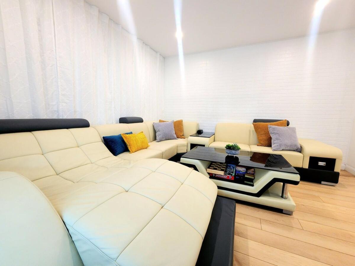 Luxury Retreat with Hot Tub - EV Chrger & Parking
