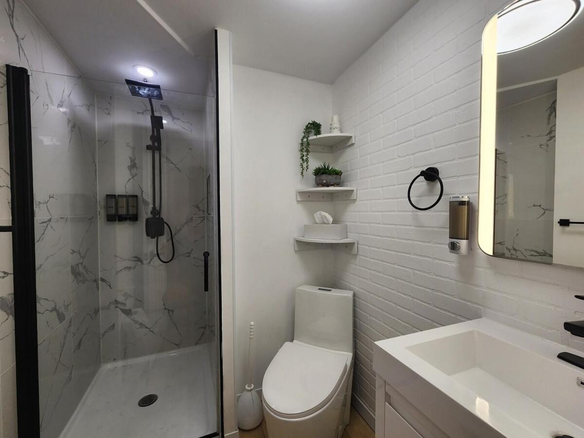 Luxury Retreat with Hot Tub - EV Chrger & Parking