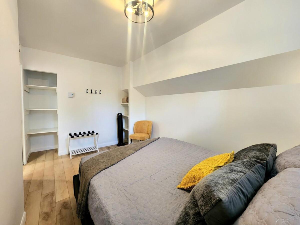 Luxury Retreat with Hot Tub - EV Chrger & Parking