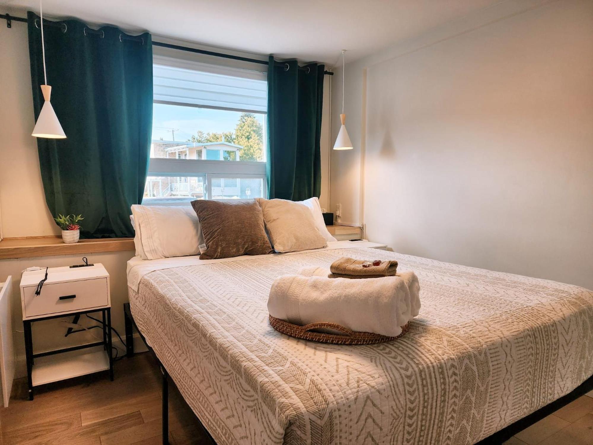 Peaceful City View - Hot Tub - 2 Parking & EV Chrger