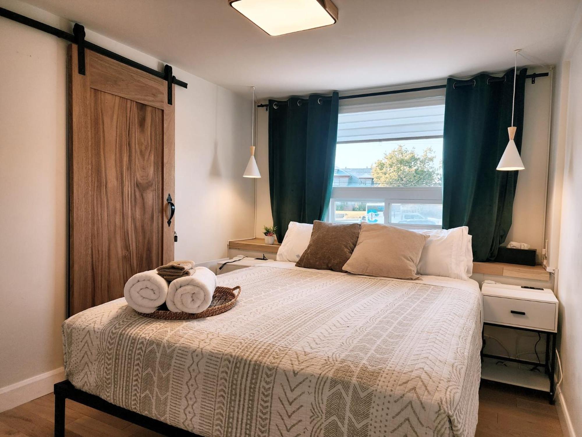 Peaceful City View - Hot Tub - 2 Parking & EV Chrger