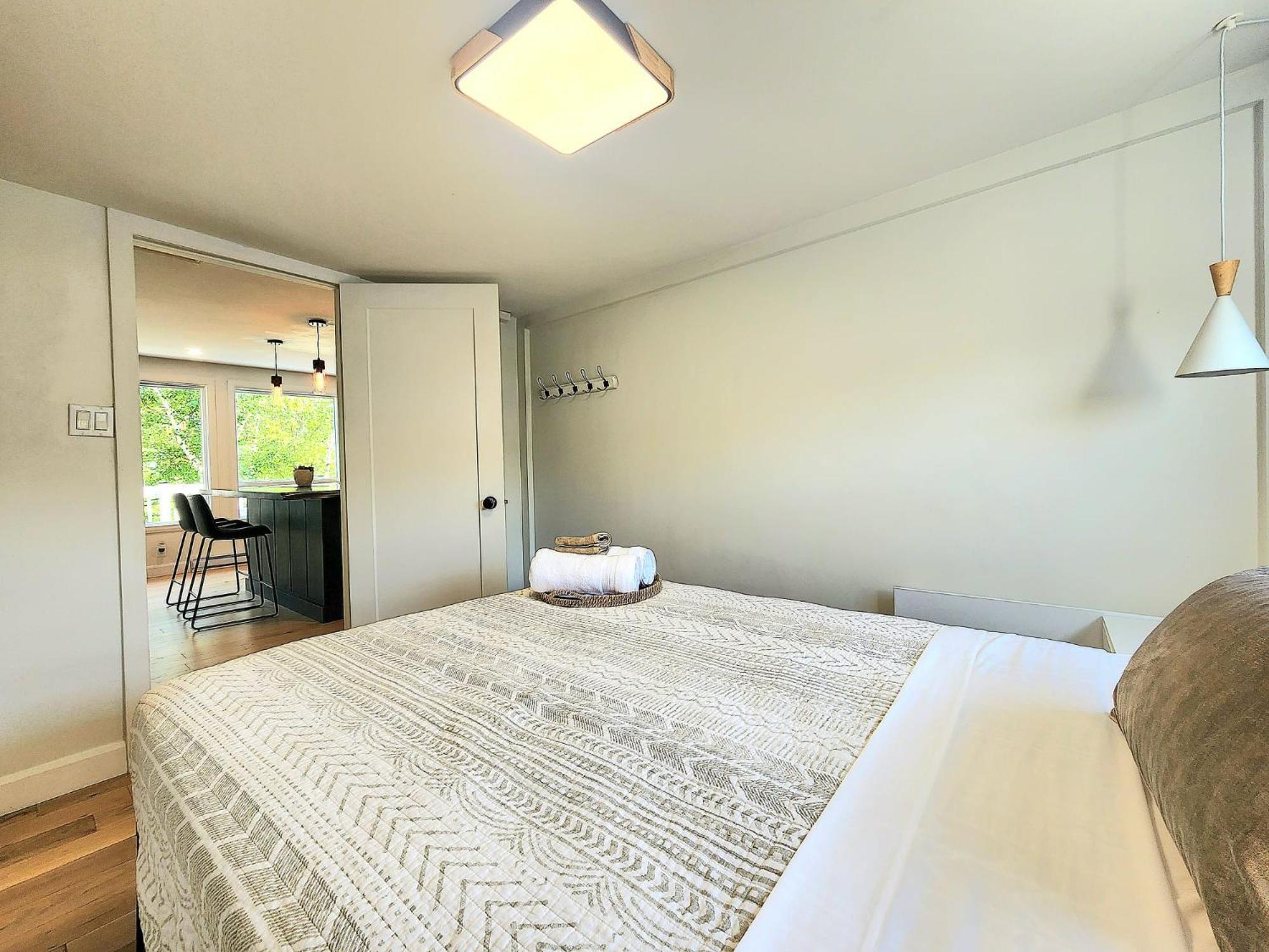 Peaceful City View - Hot Tub - 2 Parking & EV Chrger
