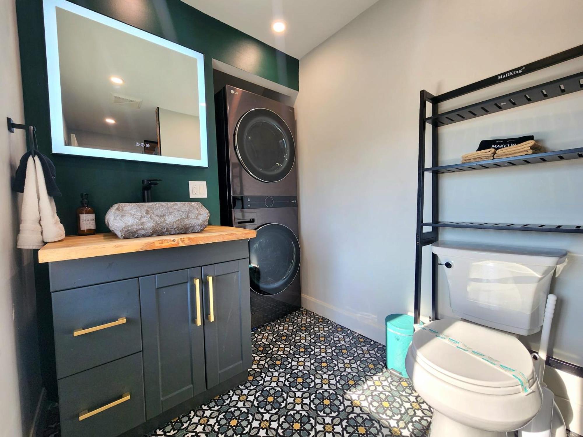 Peaceful City View - Hot Tub - 2 Parking & EV Chrger