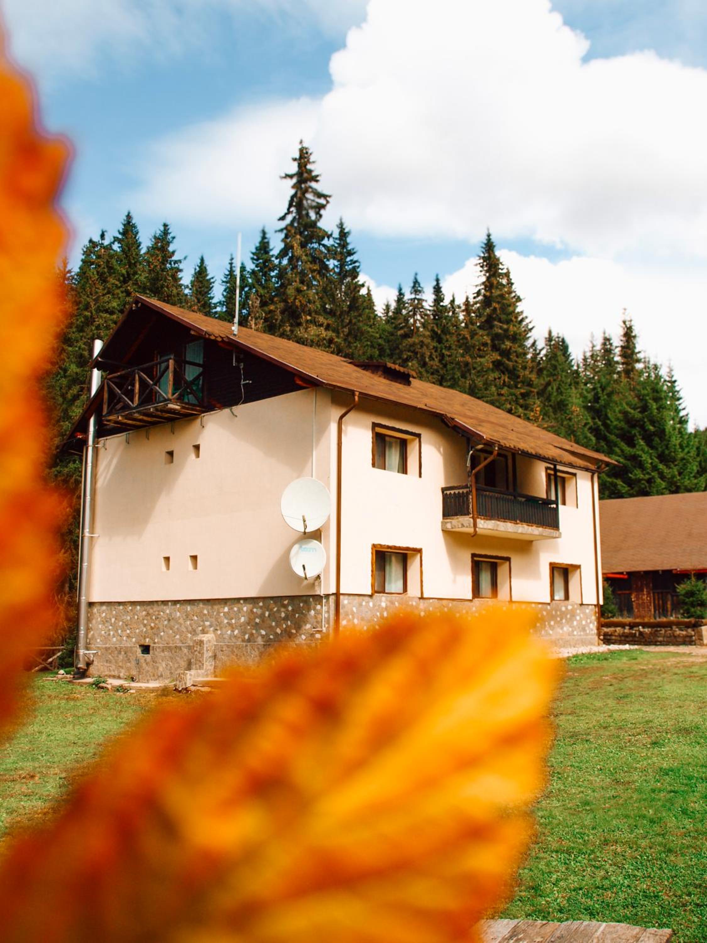 Casa Laptici - statiunea Pestera-Padina, Bucegi view 2