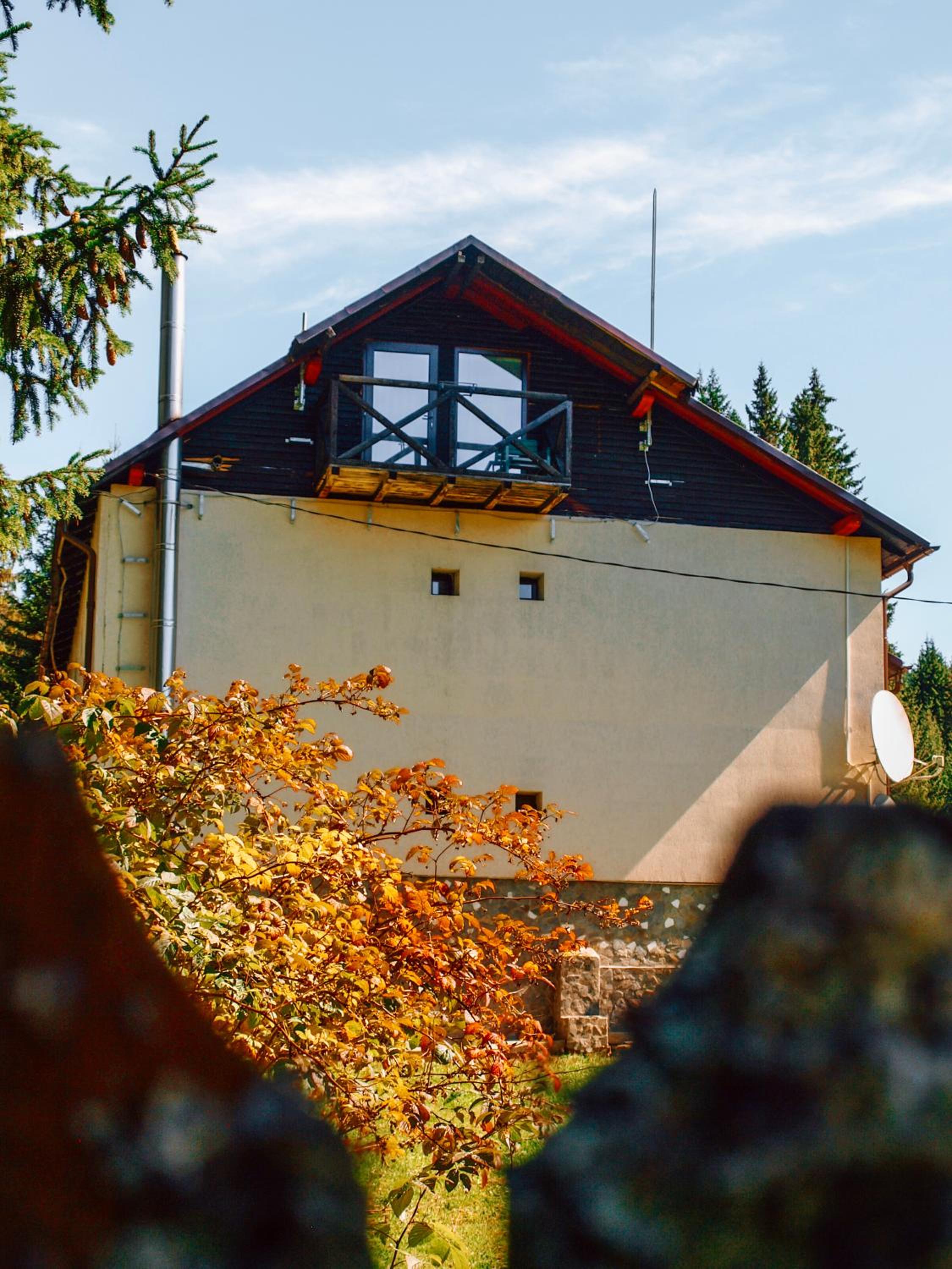 Casa Laptici - statiunea Pestera-Padina, Bucegi view 3