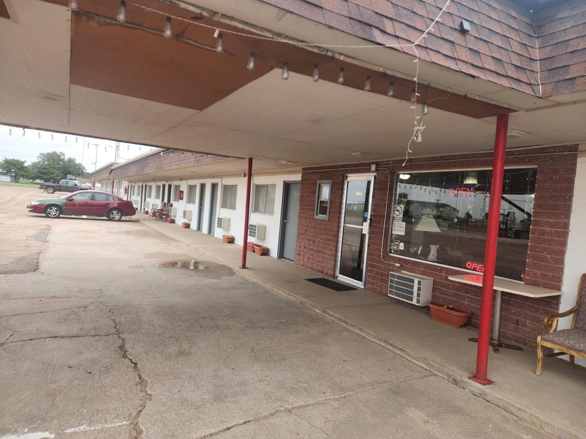 First Inn By OYO Quinter Hwy 70