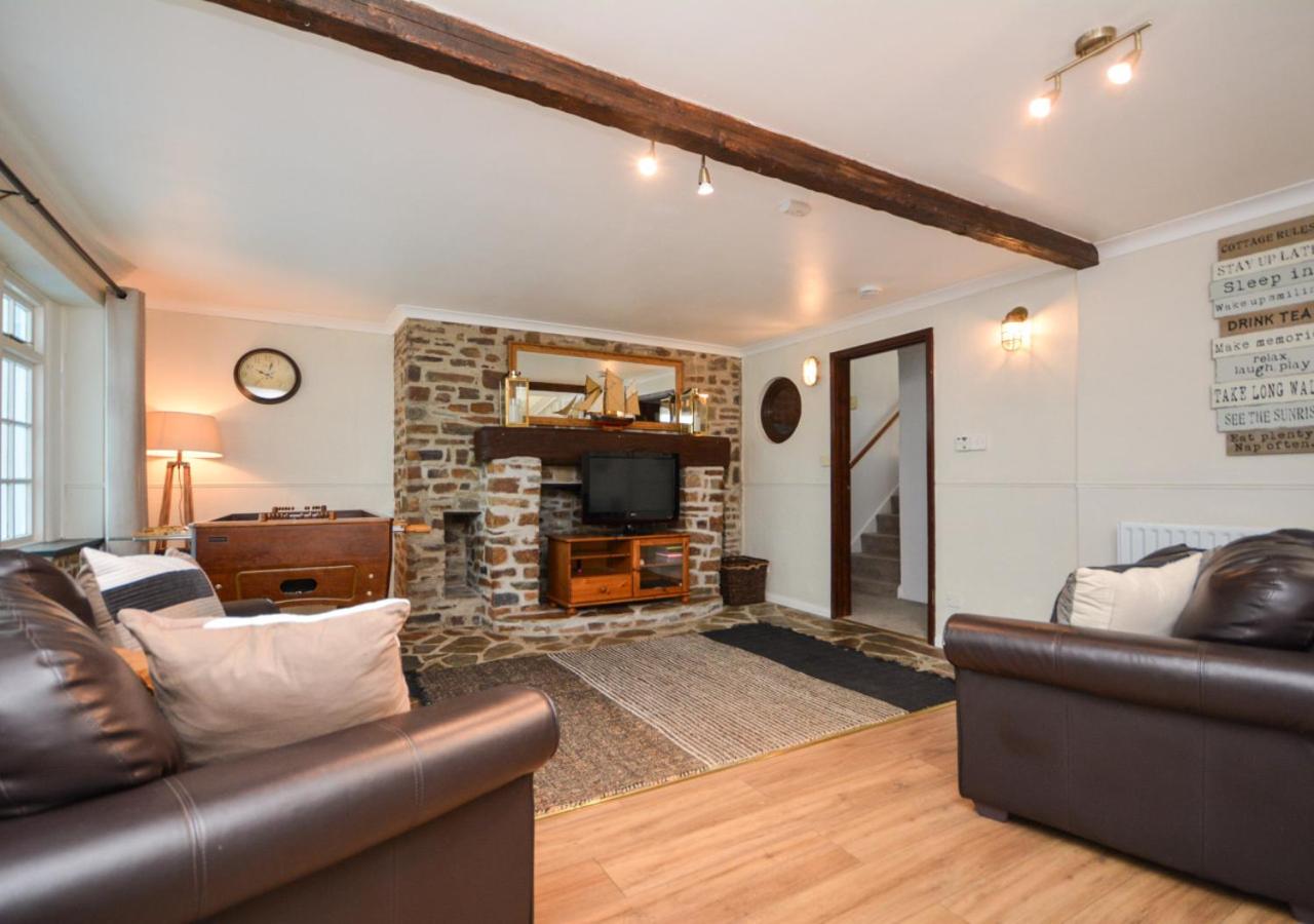 6 Bed in Hersham oc-t29211