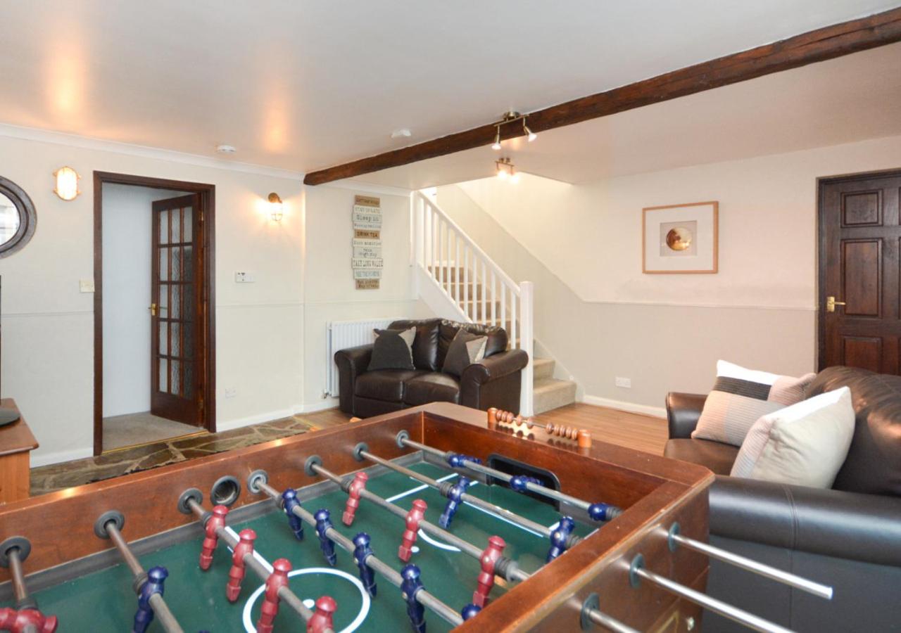 6 Bed in Hersham oc-t29211