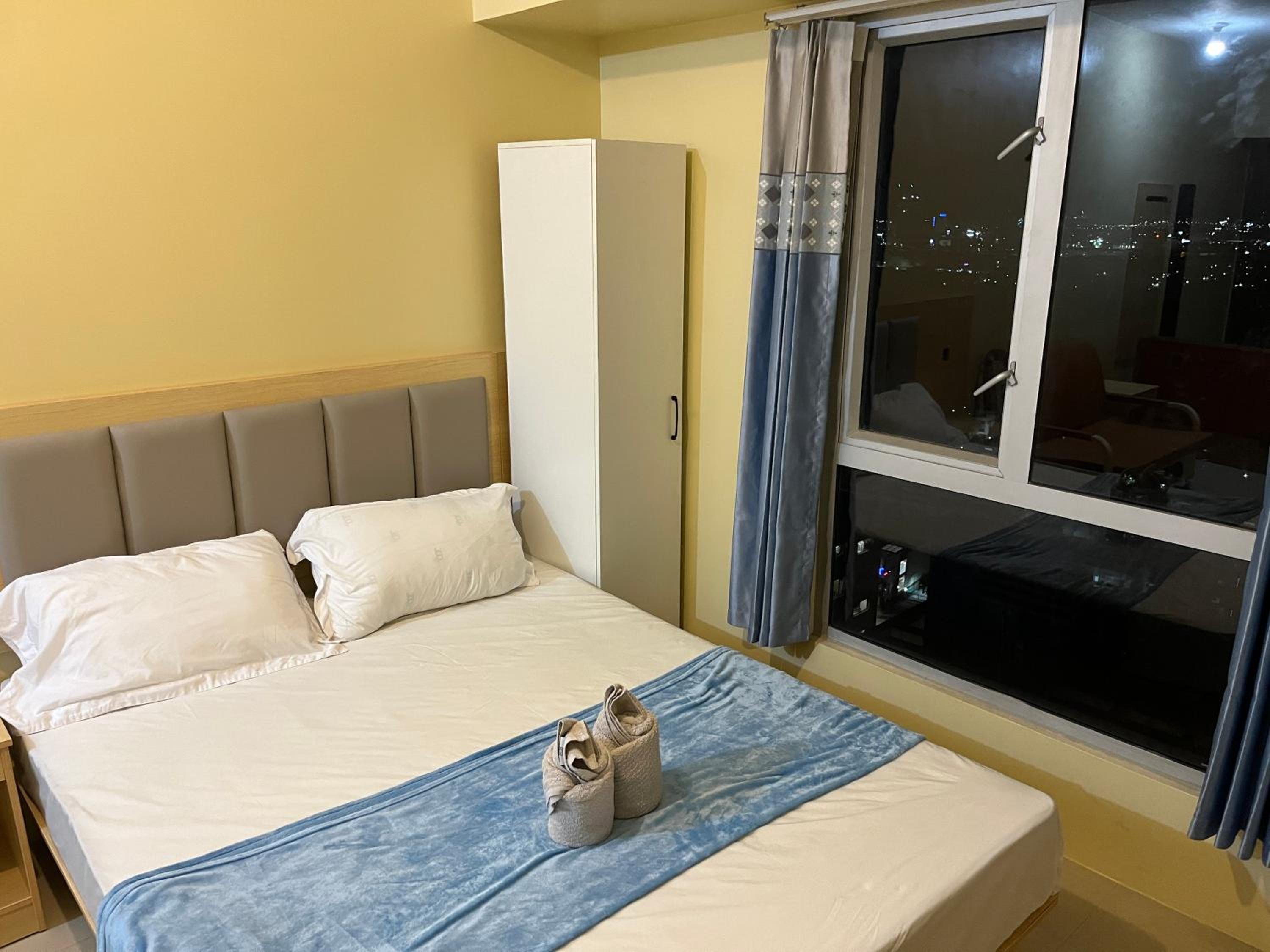 Avida Riala Tower two unit 2520 view 3