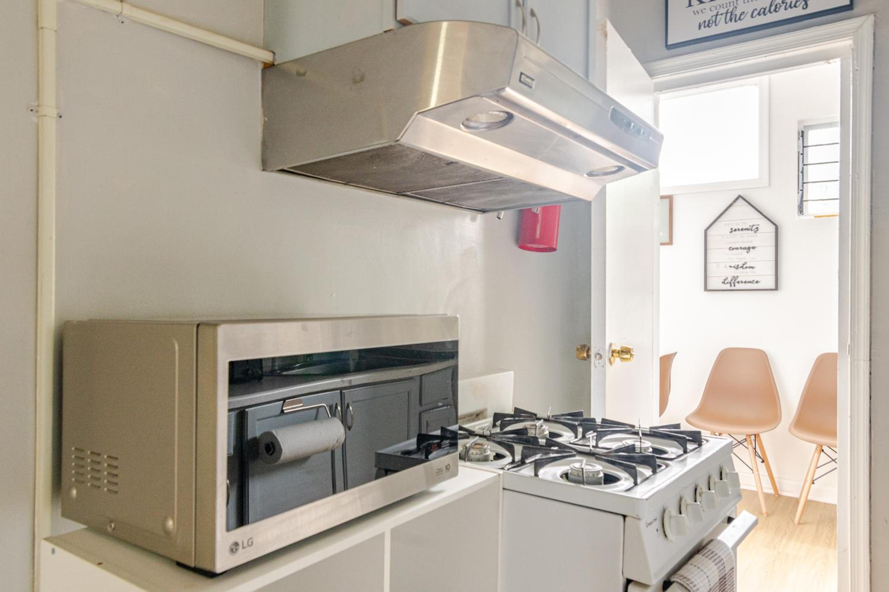 Washington DC Vacations - Bright  Cozy 2 Bedroom, 1 Bath, 2 Miles from White House - Property Image 7