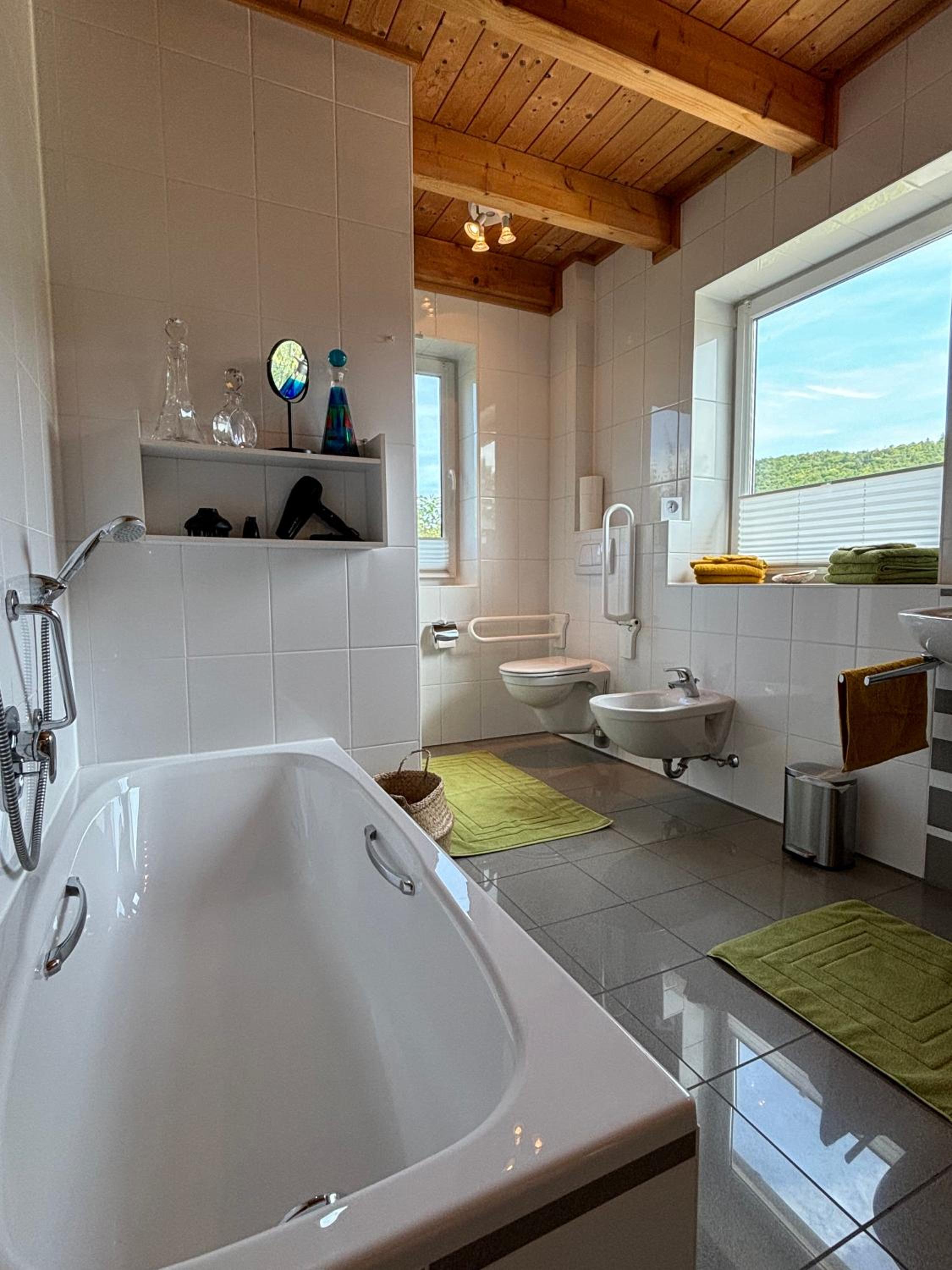 Casa-Philipp, mediterrane, lichtdurchflutete, stilvolle Ruhe-Oase, ebenerdig, mit Garten, Terrasse, Grill und Sauna im Naturparadies Fränkische Schweiz