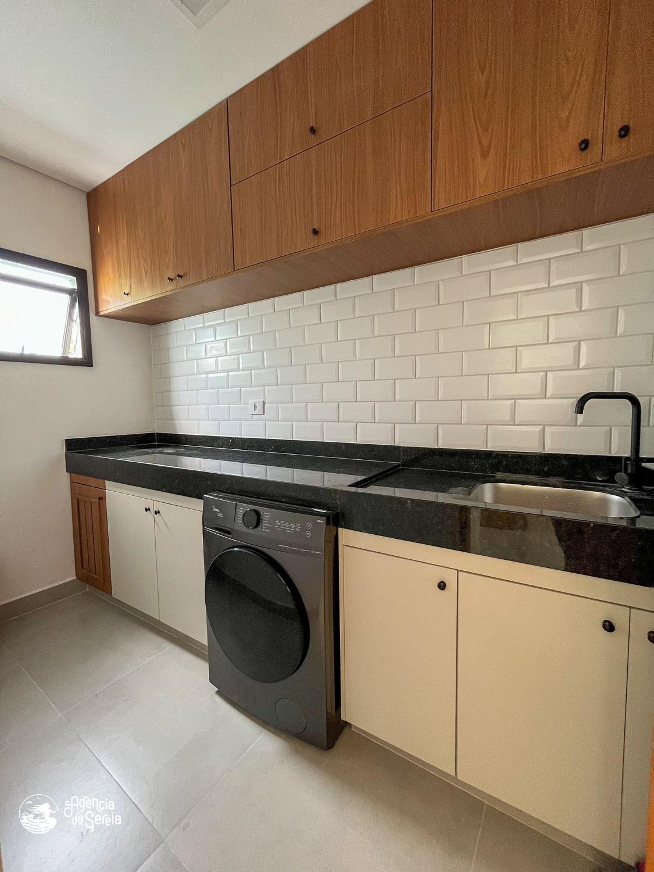 Casa em condomínio perto da Praia da Feiticeira