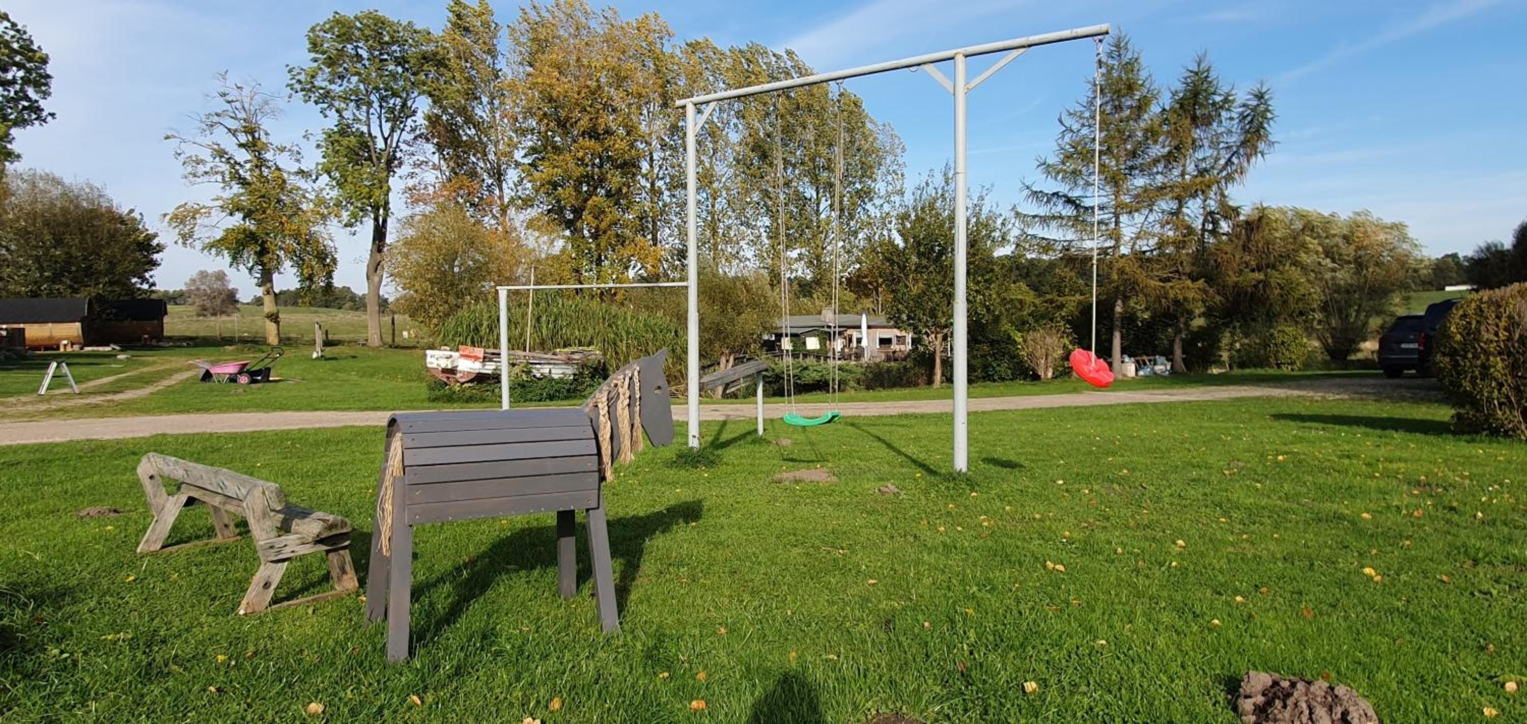 Peenehof Köppen - Ferienwohnungen & Schlaffässer