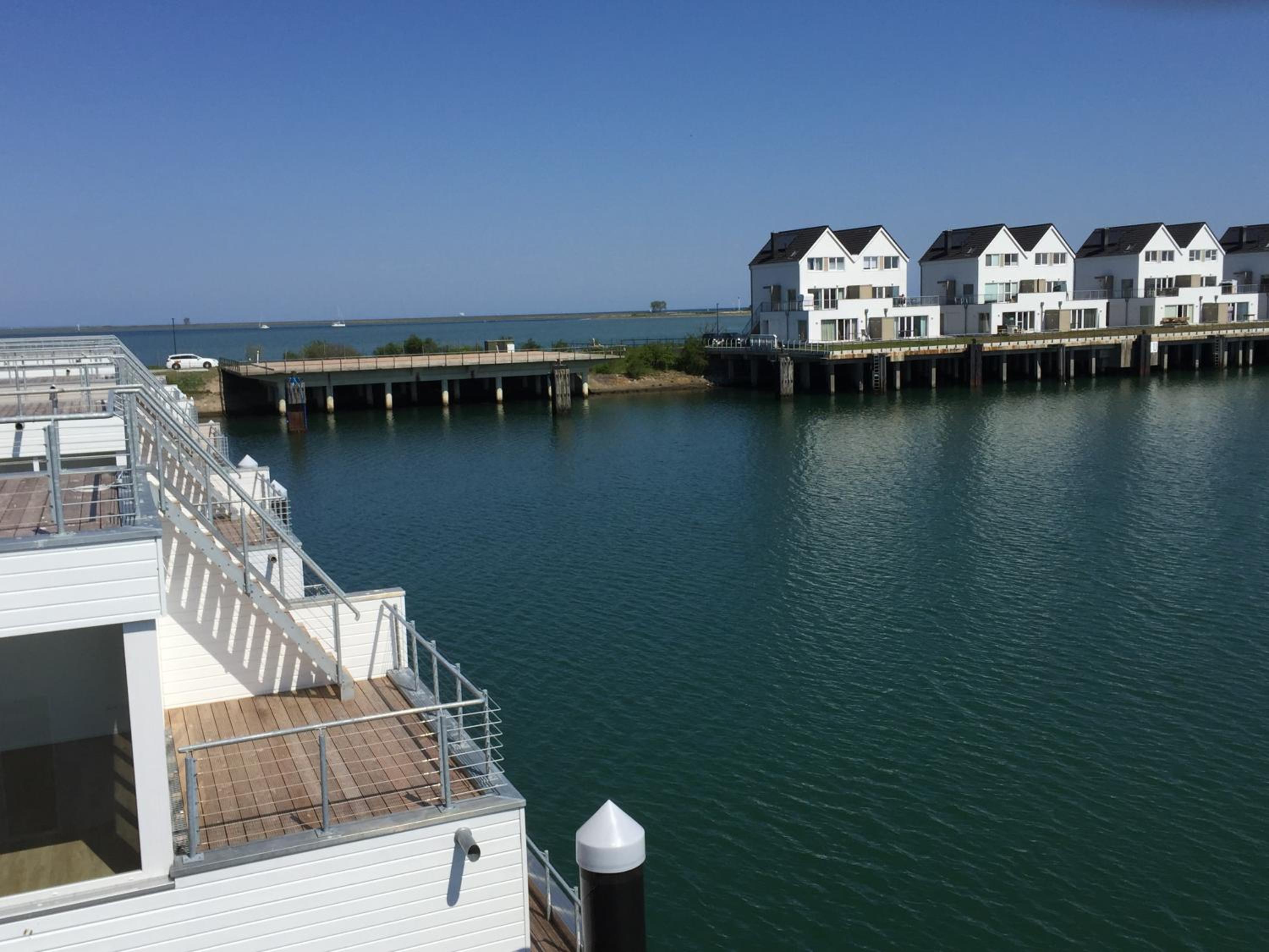 Hotel Schwimmendes Ferienhaus Antares One by Seeblick Ferien ORO, rundum Wasser, Sauna - Image 1