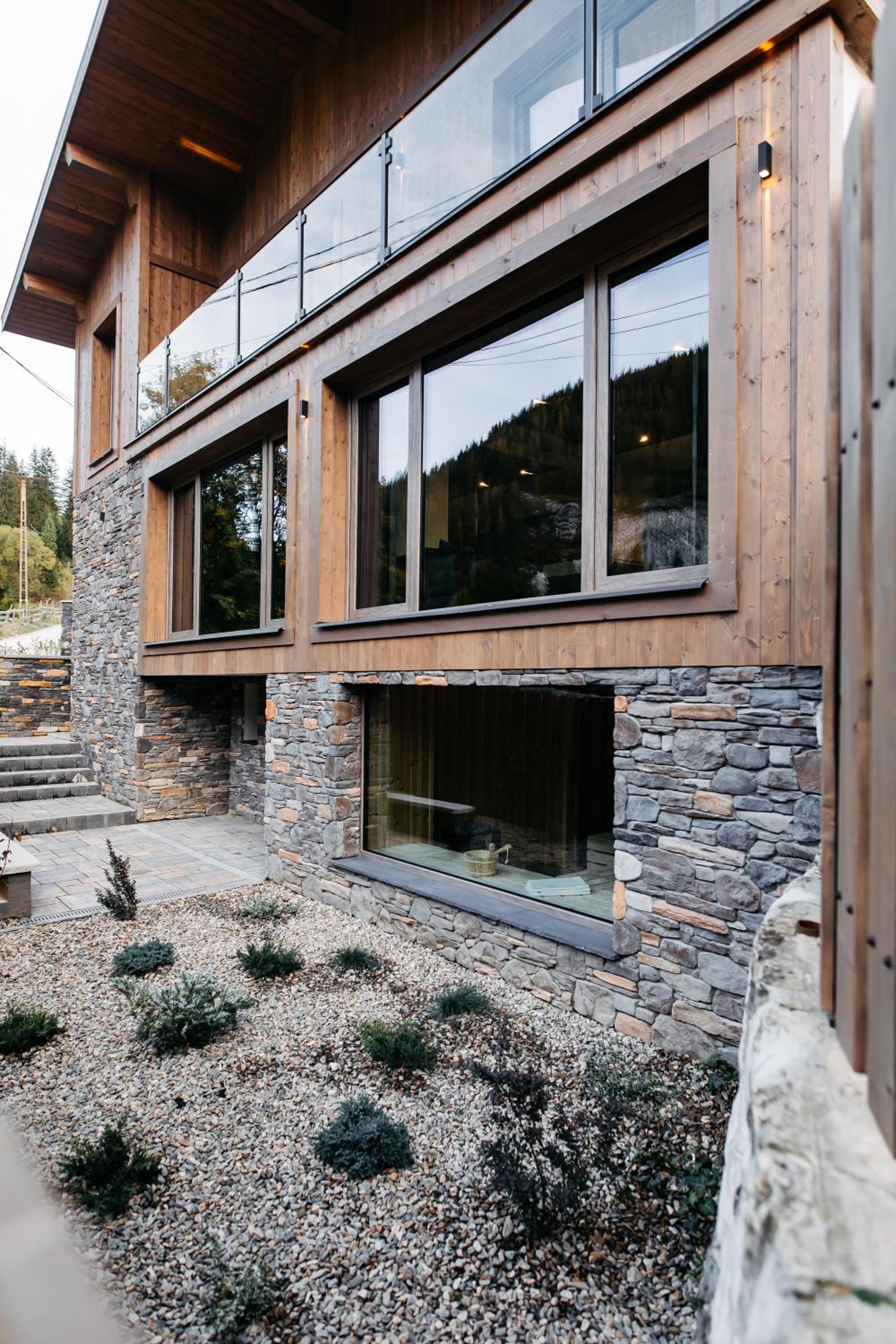 Grand Chalet Lacu Rosu view 4