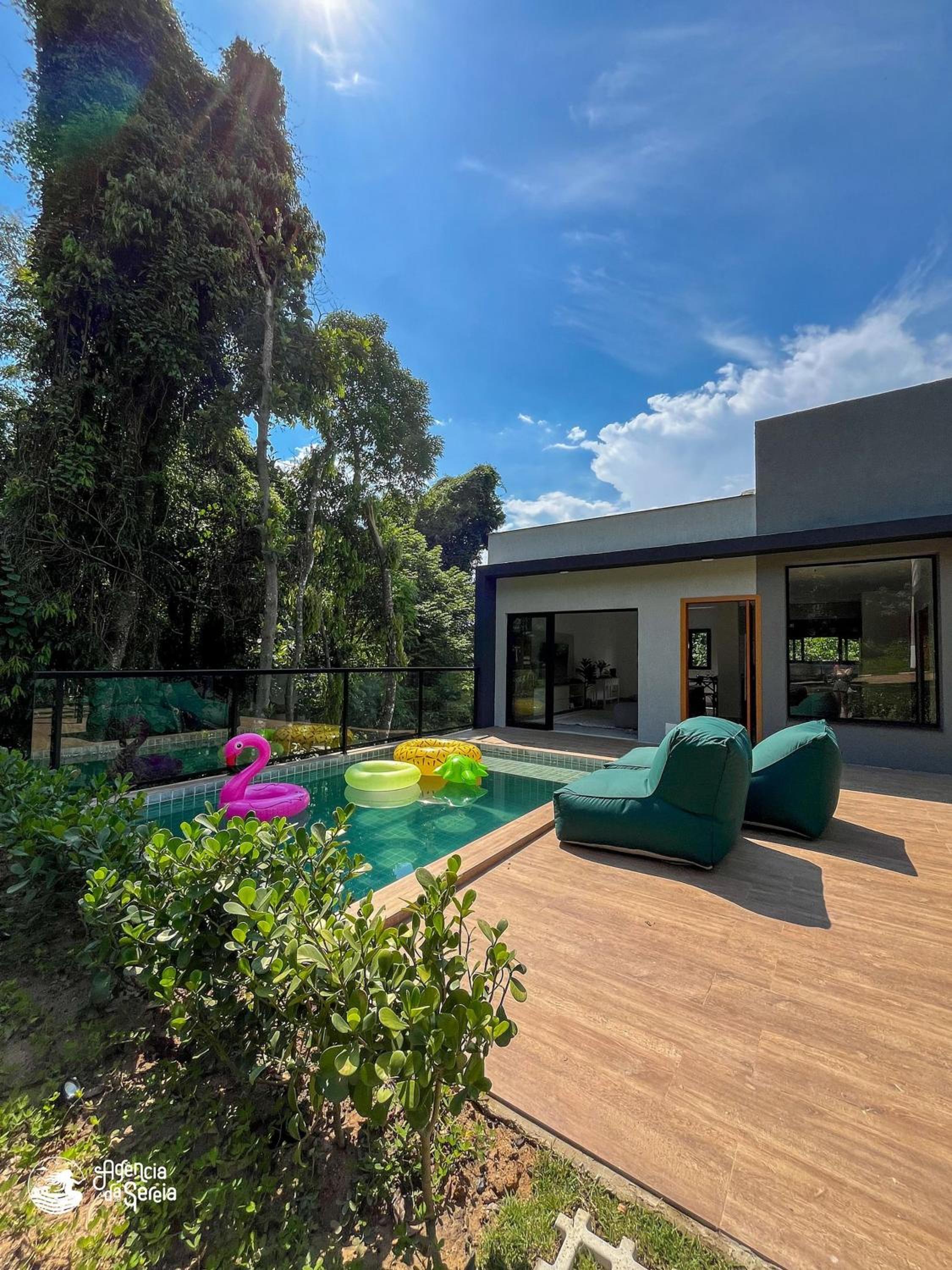 Casa em condomínio perto da Praia da Feiticeira