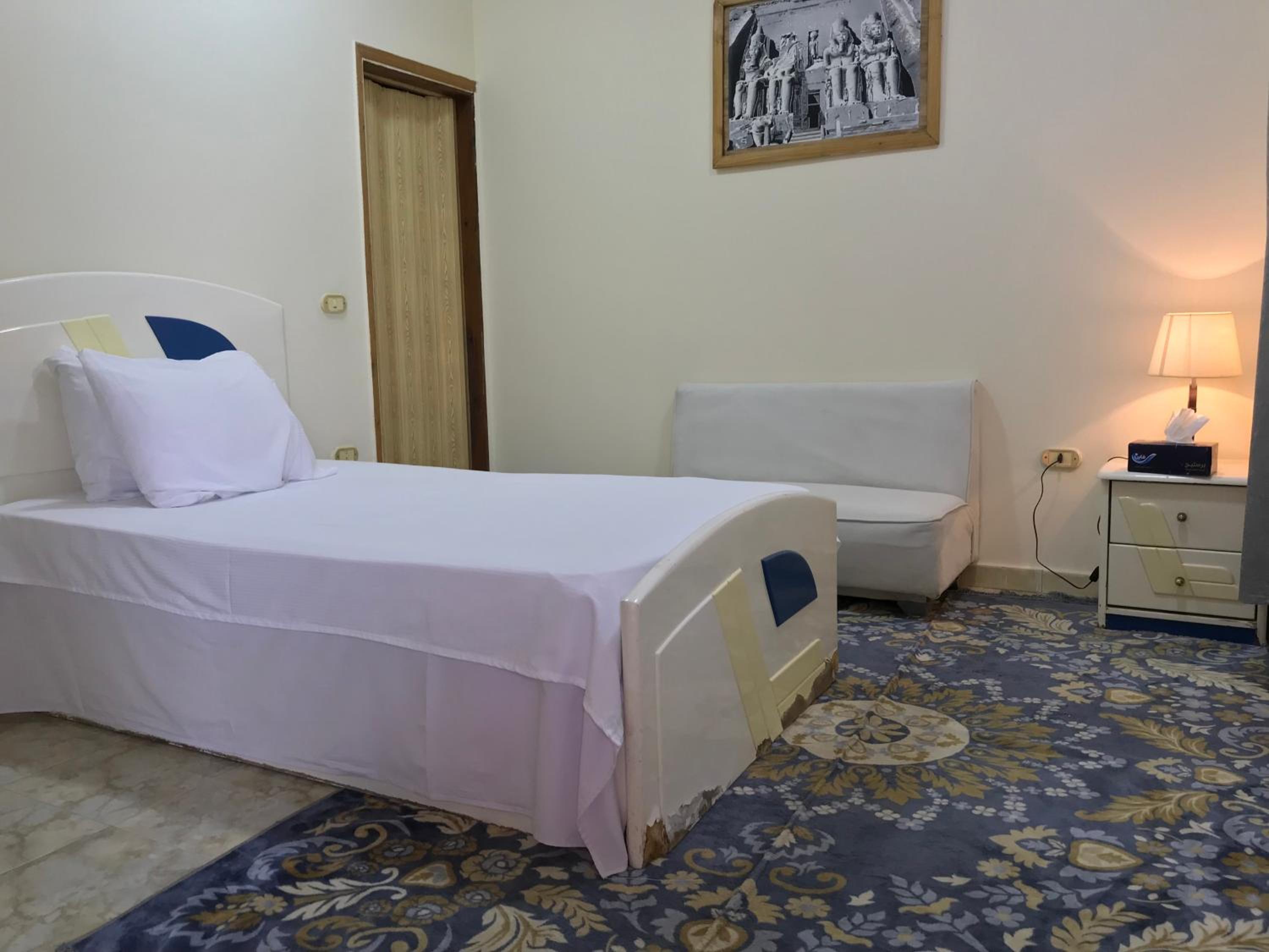 Sakkara pyramid inn hotel
