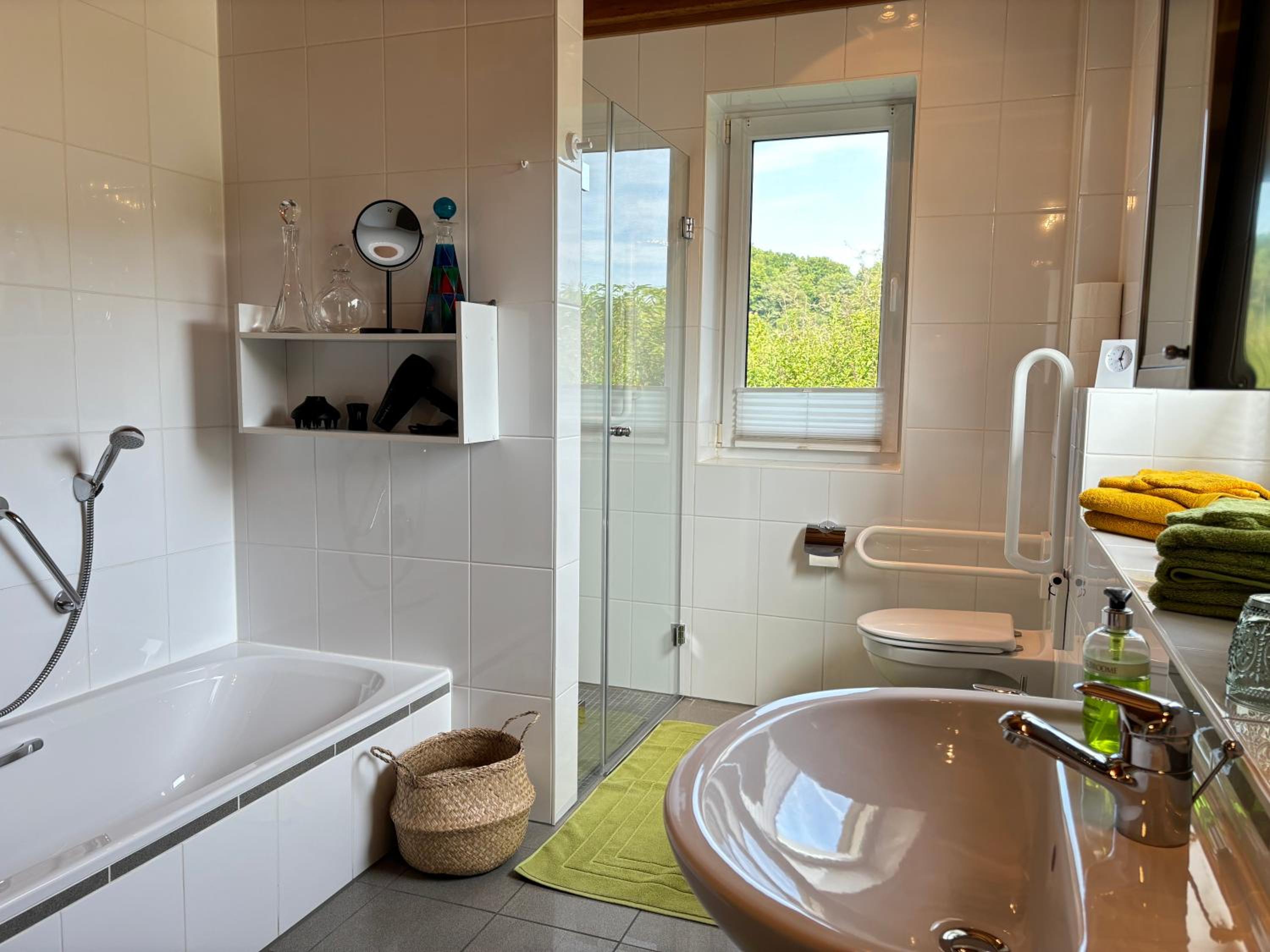 Casa-Philipp, mediterrane, lichtdurchflutete, stilvolle Ruhe-Oase, ebenerdig, mit Garten, Terrasse, Grill und Sauna im Naturparadies Fränkische Schweiz