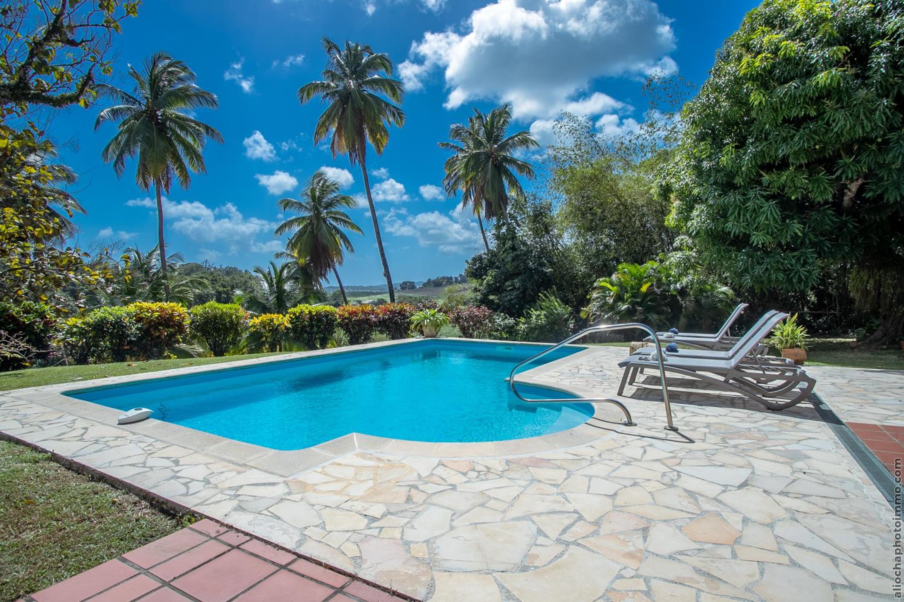 Villa d'exception tout confort avec piscine privée et jardin tropical view 3