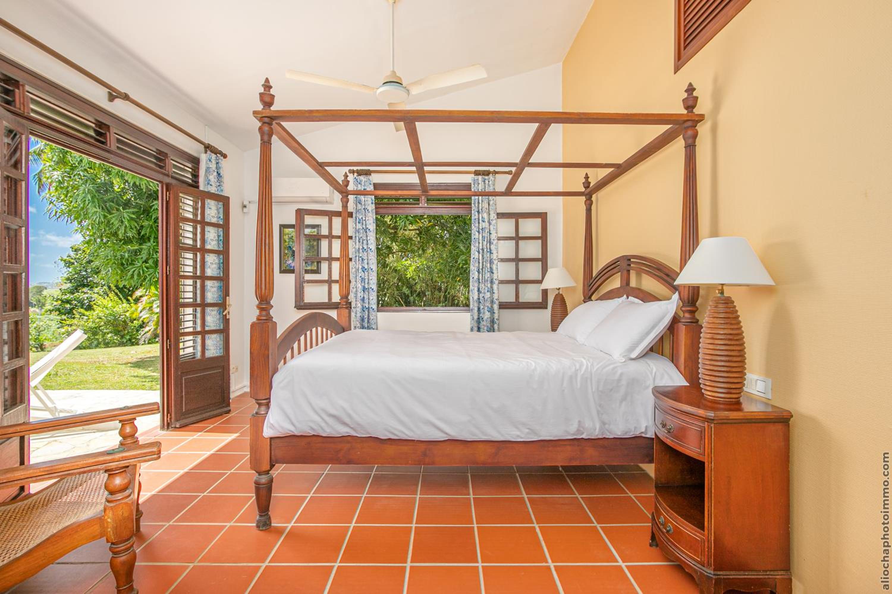 Villa d'exception tout confort avec piscine privée et jardin tropical view 4