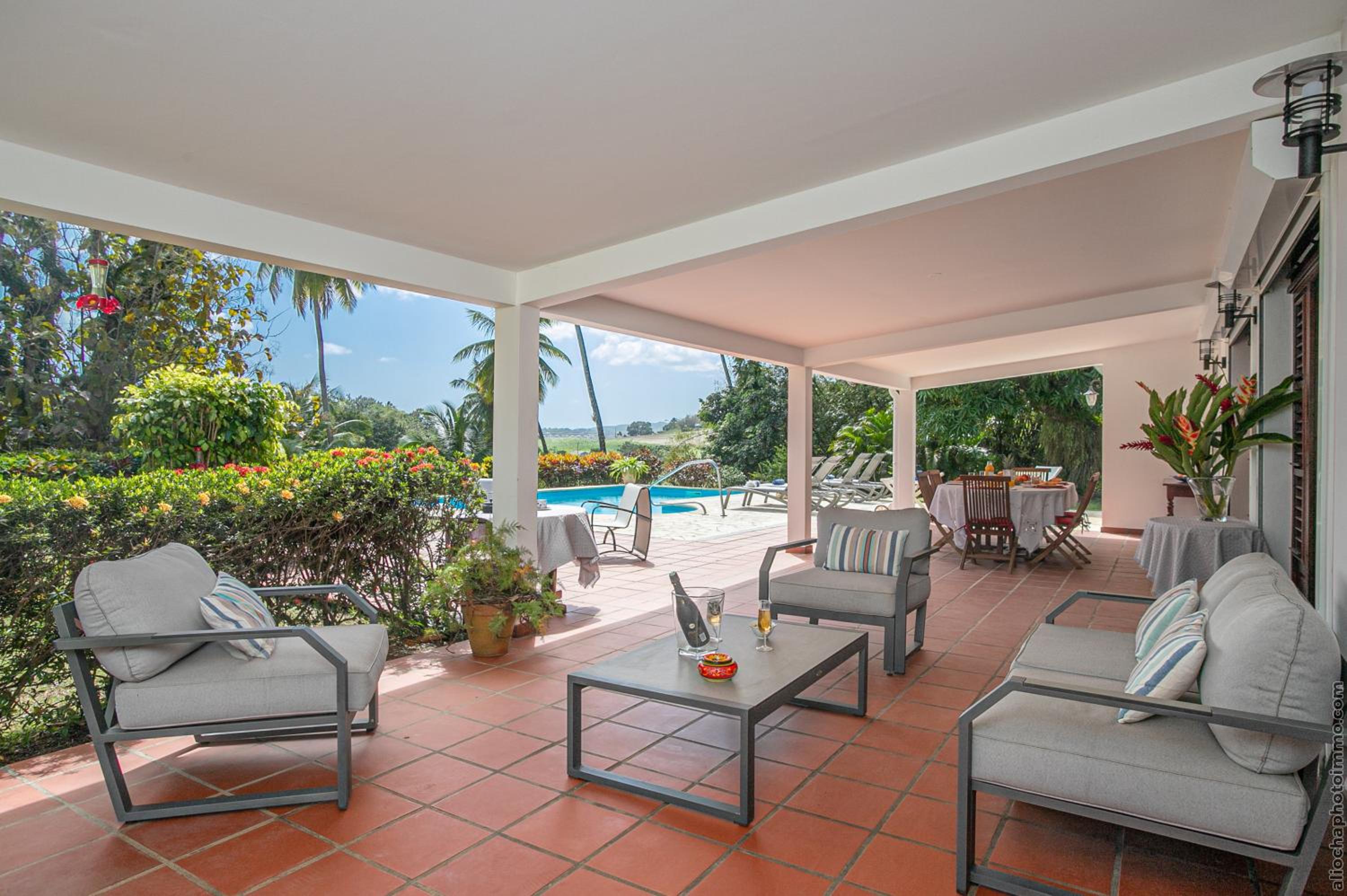 Villa d'exception tout confort avec piscine privée et jardin tropical view 2