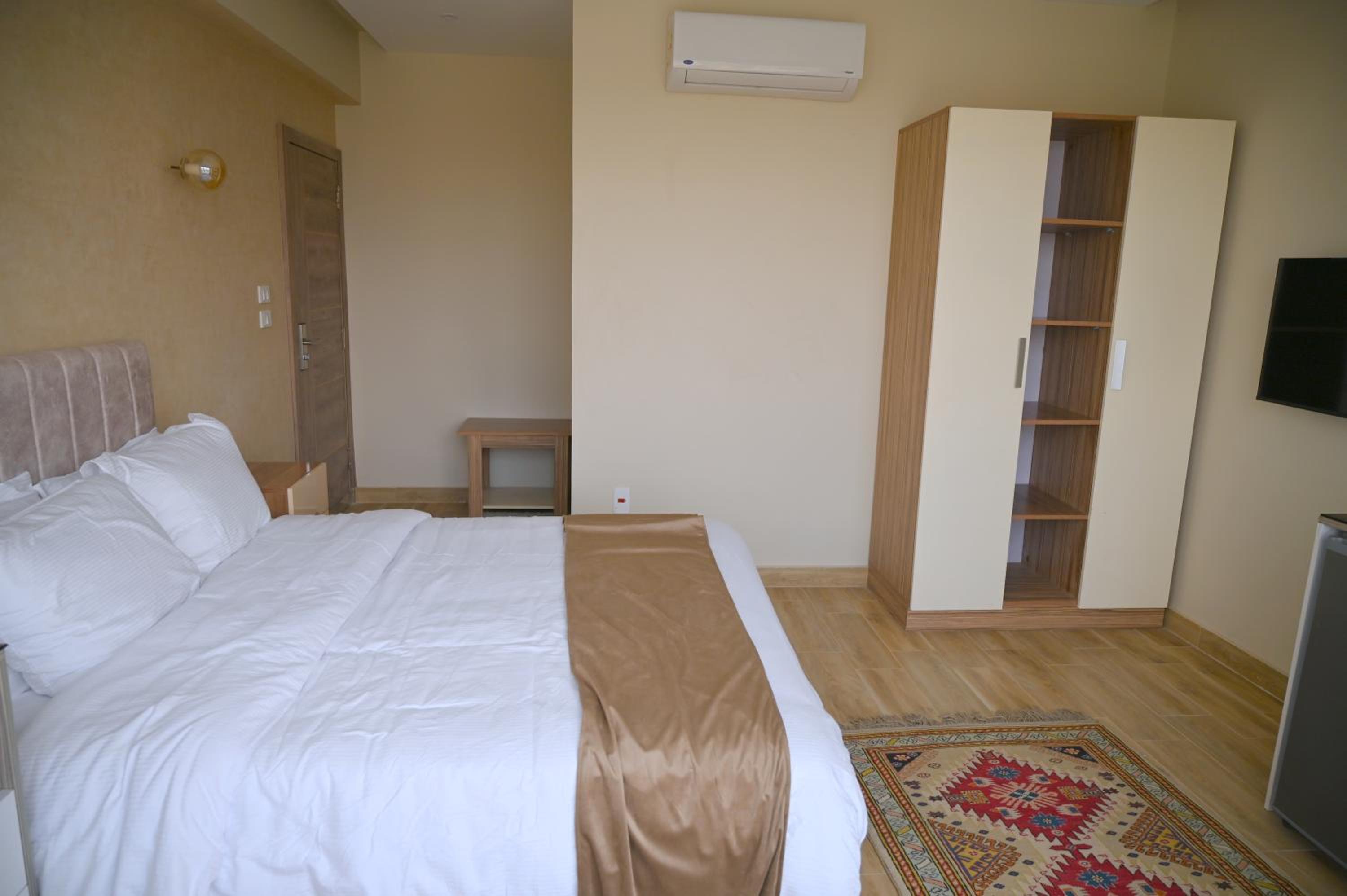 Pyramids Wonders Hotel