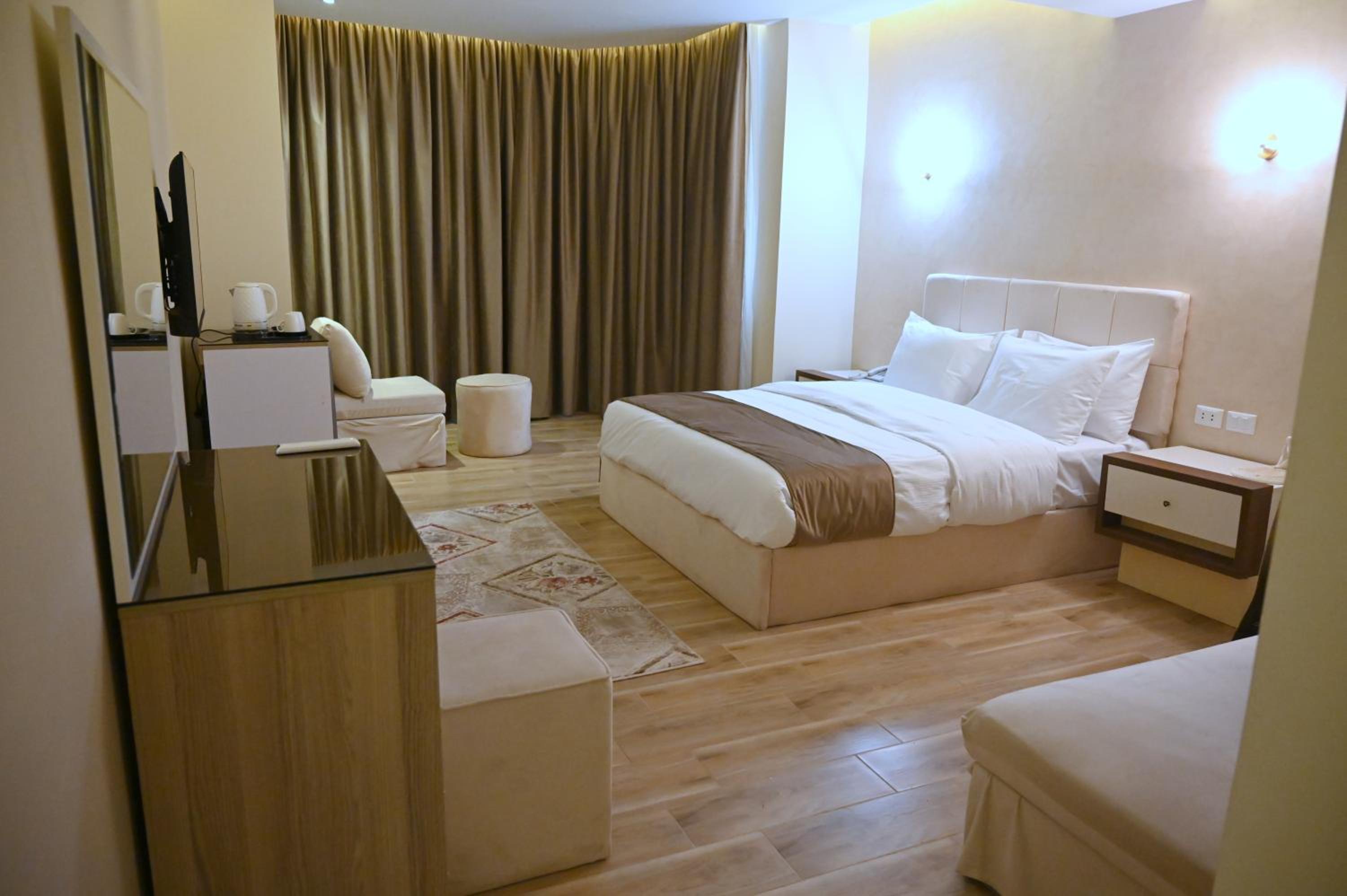 Pyramids Wonders Hotel