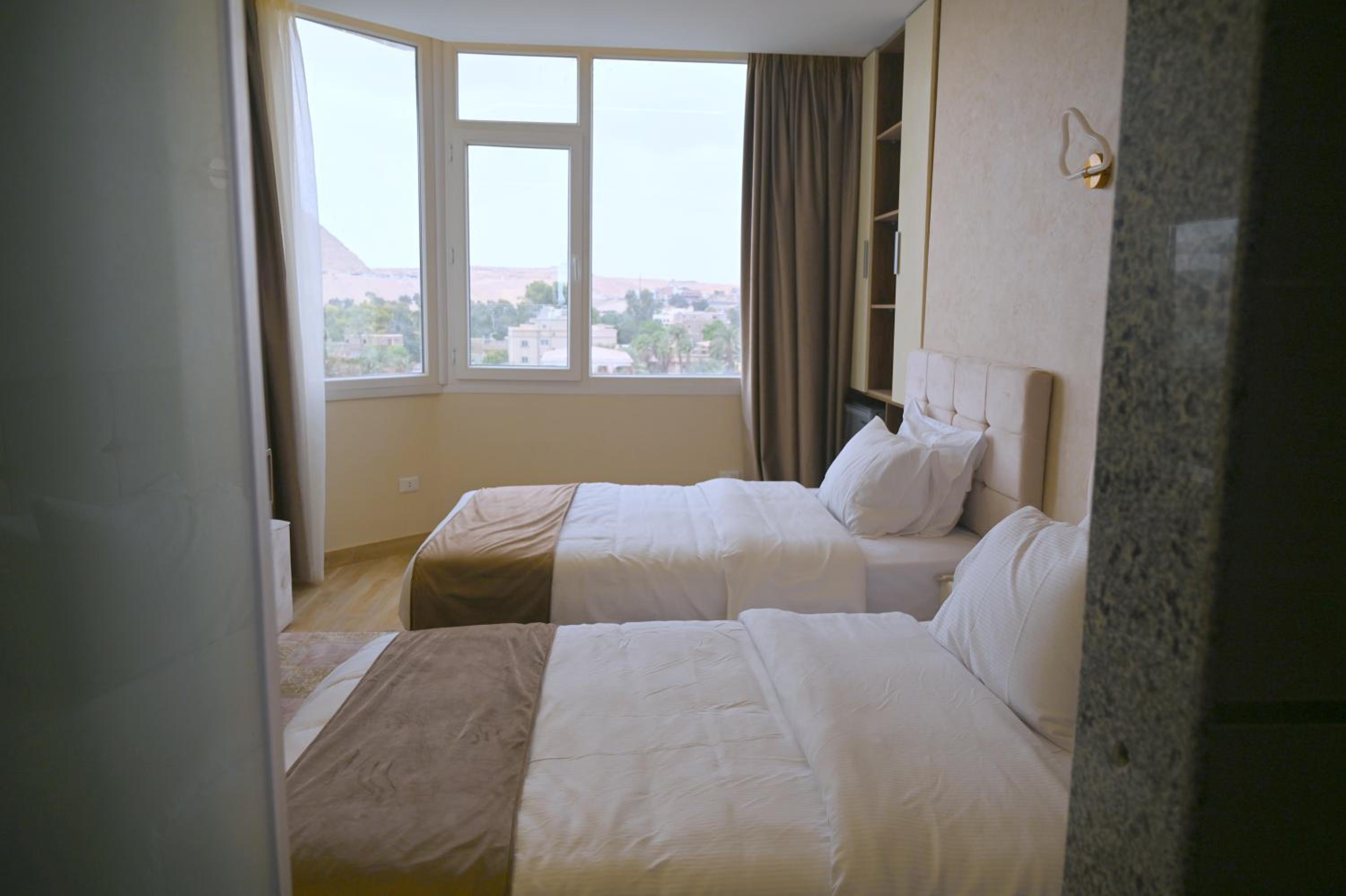 Pyramids Wonders Hotel