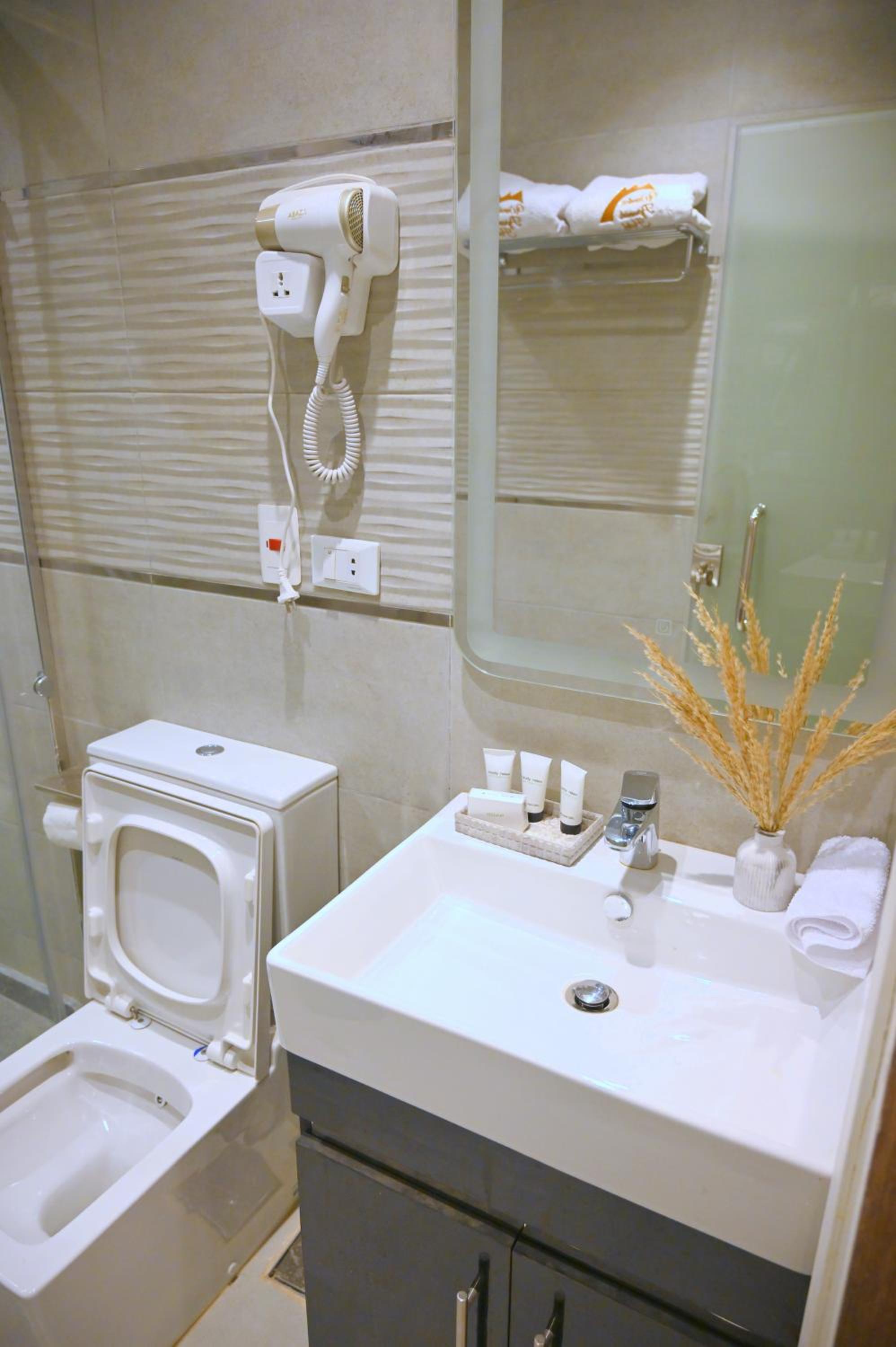 Pyramids Wonders Hotel