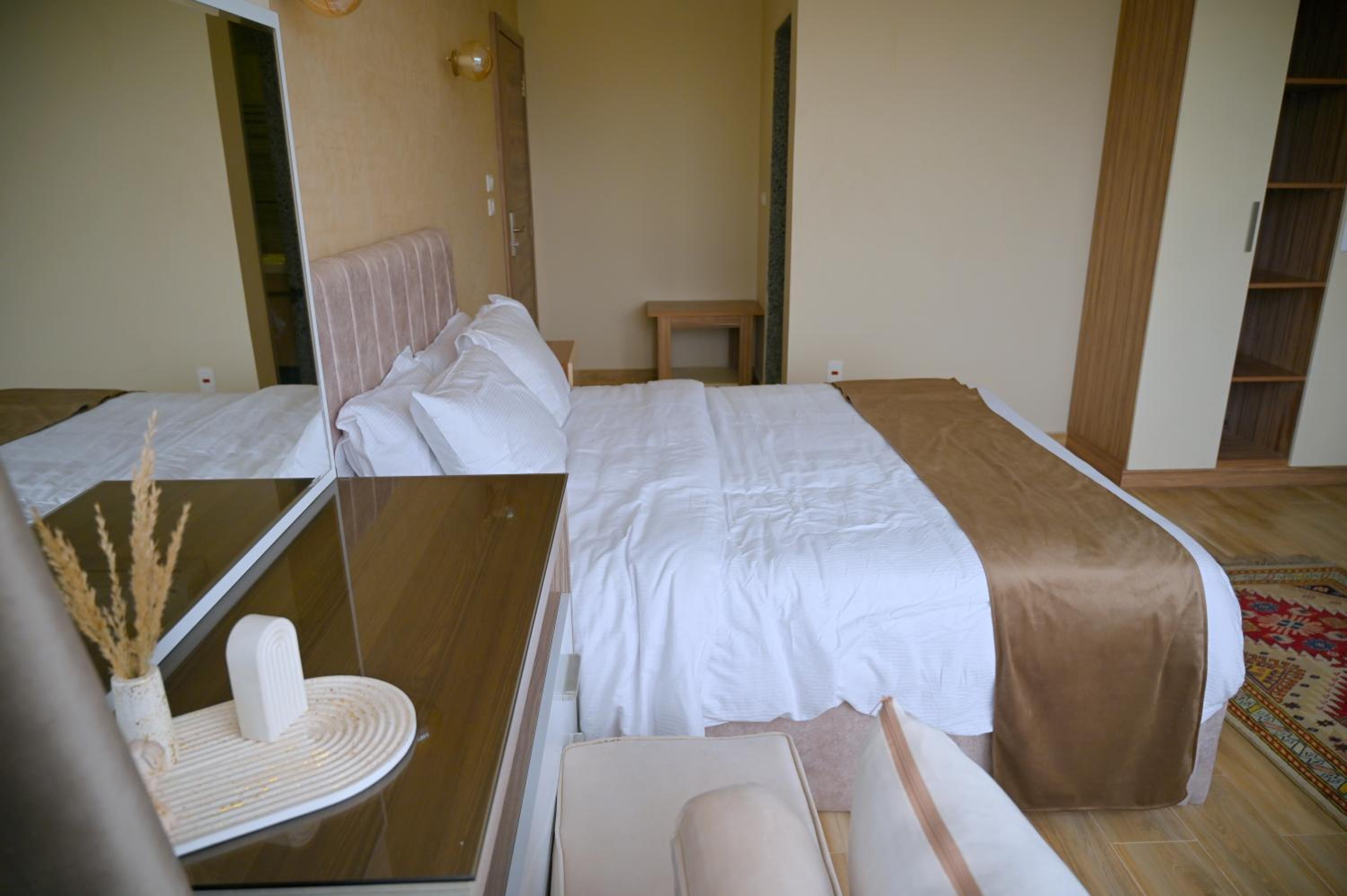 Pyramids Wonders Hotel