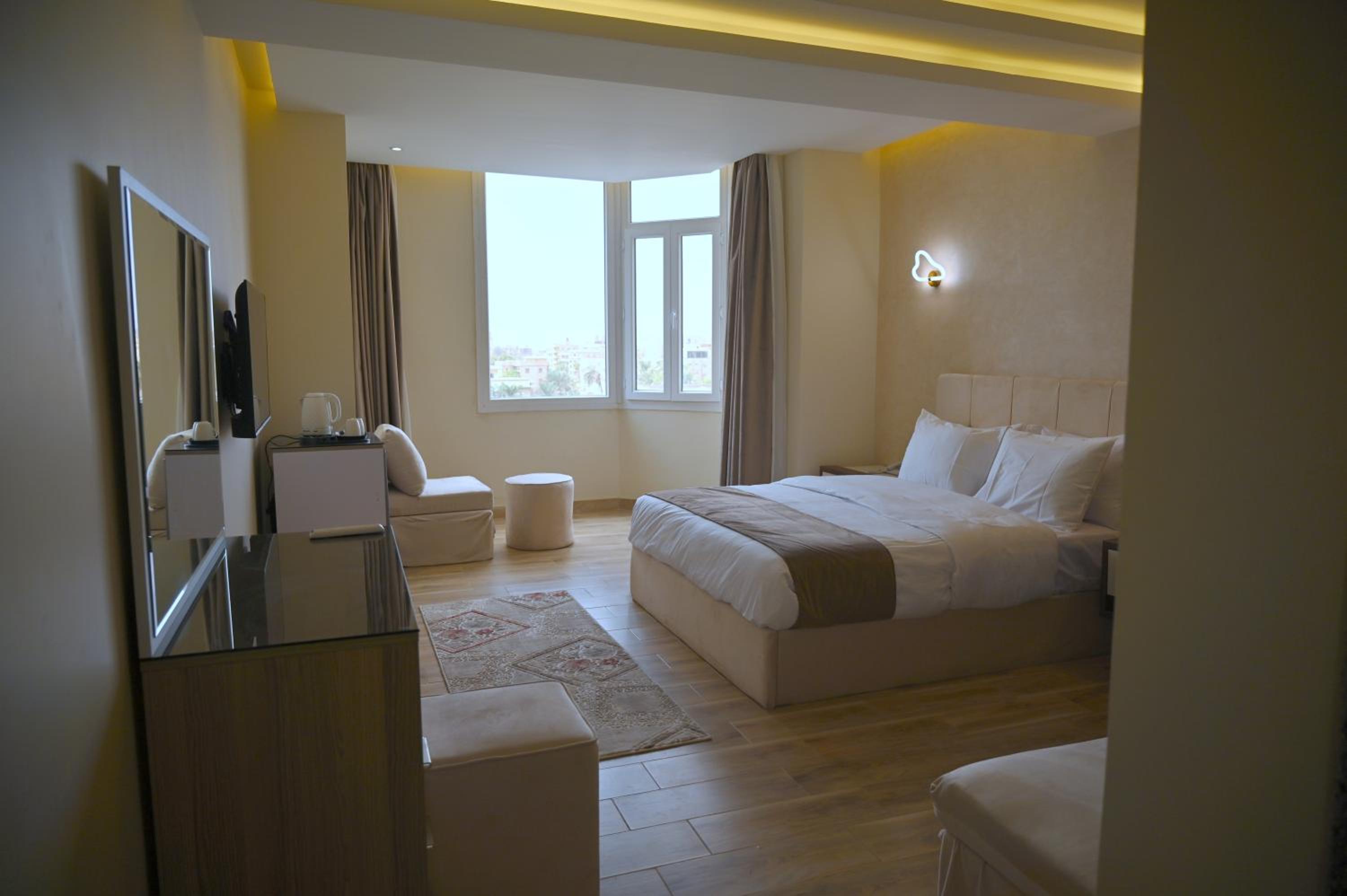 Pyramids Wonders Hotel