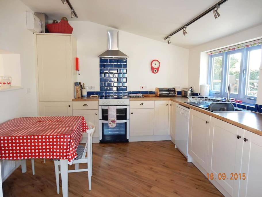 Golden Square Holiday Cottage